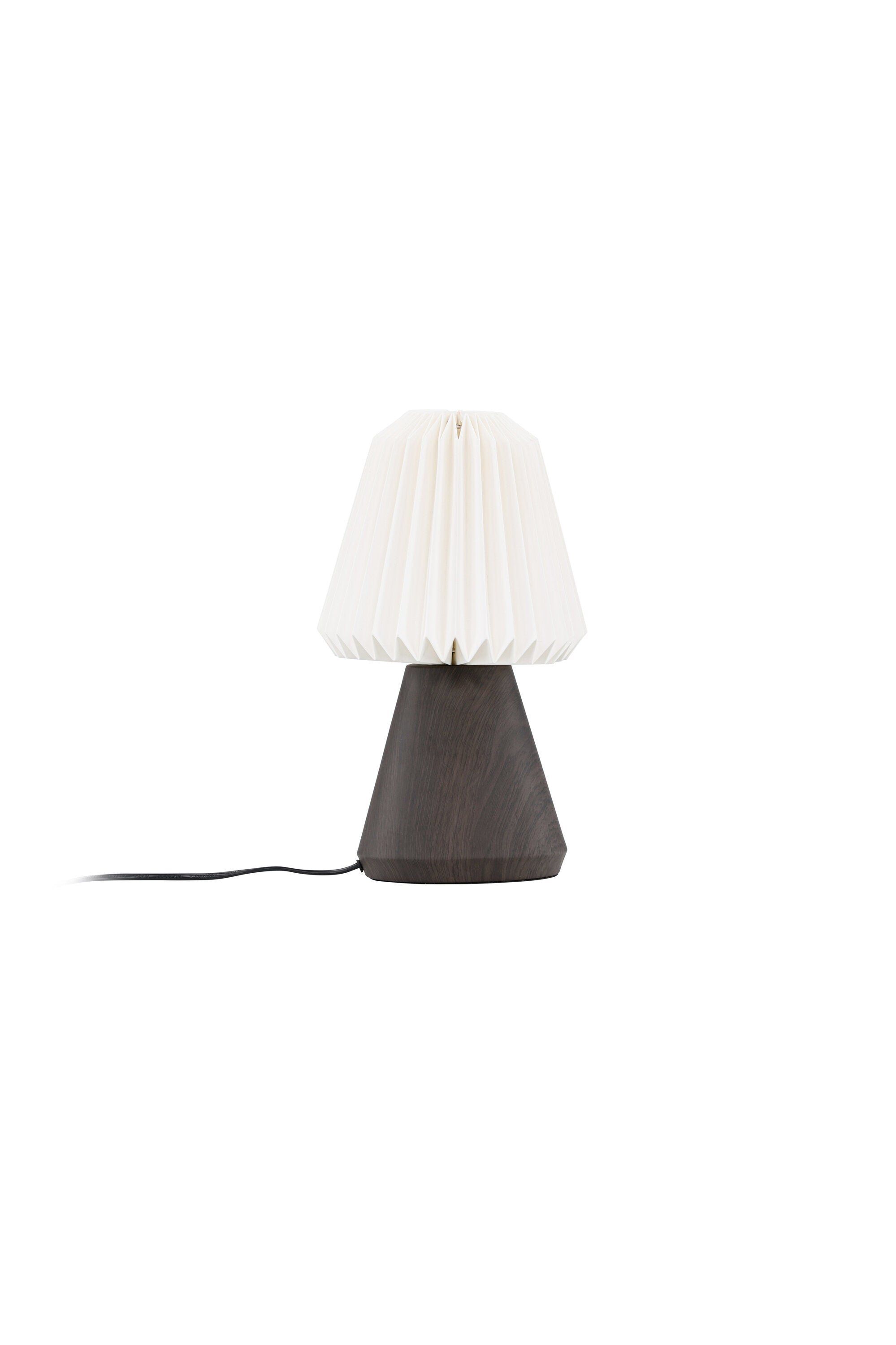 Die Fjällen Tischleuchte von Venture Home besticht durch ihren konischen Walnussfuss und den plissierten, weissen Schirm. Perfekt für stilvolle Akzente.