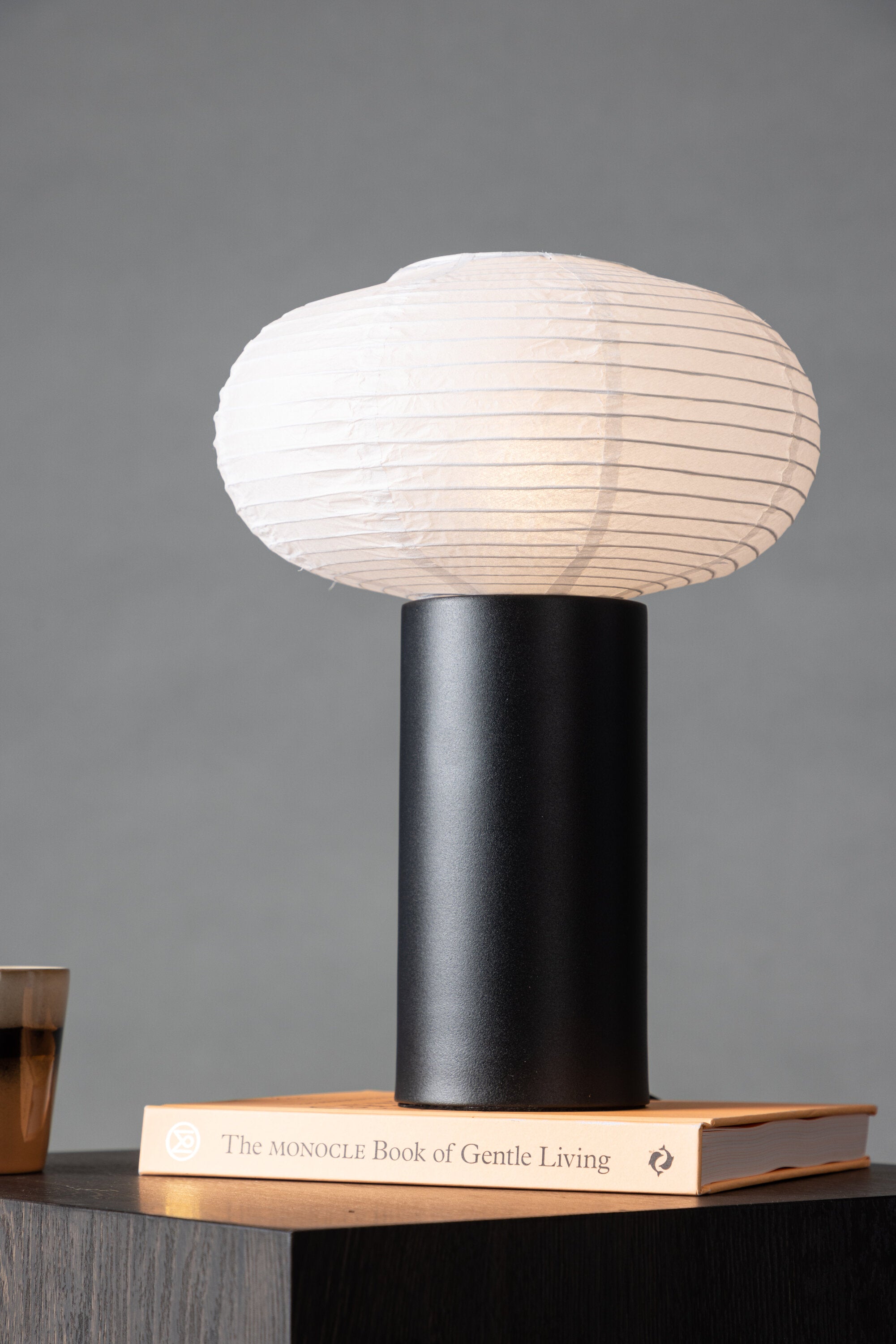Hovfjället Tischlampe in Schwarz präsentiert im Onlineshop von KAQTU Design AG. Tischleuchte ist von Venture Home