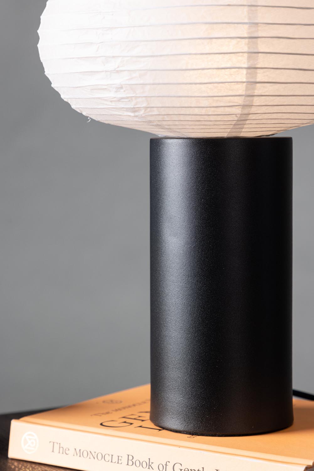 Hovfjället Tischlampe in Schwarz präsentiert im Onlineshop von KAQTU Design AG. Tischleuchte ist von Venture Home