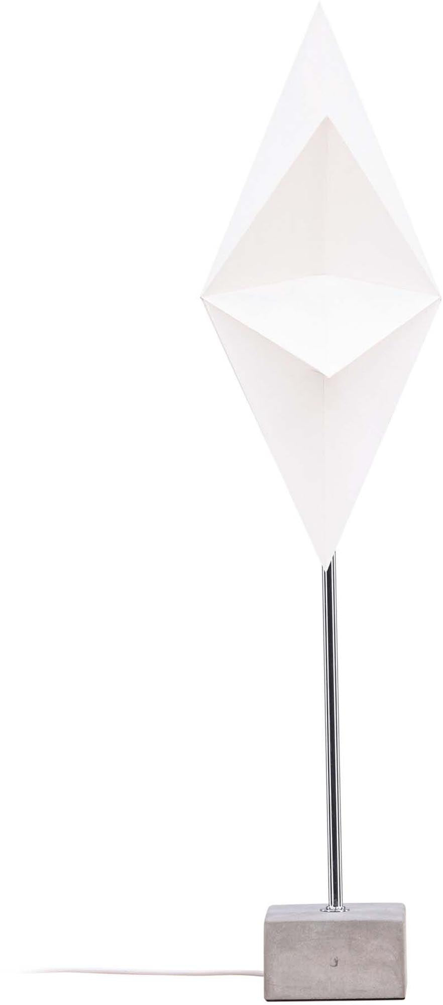 Entdecken Sie die Grövelfjäll Tischlampe von Venture Home – ein stilvolles Weihnachtszubehör mit einzigartigem Design und umweltfreundlichen Materialien.