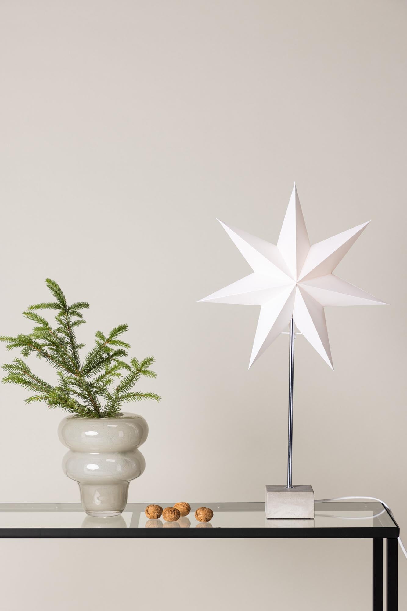 Elegante Grövelfjäll Tischlampe: Modernes Design von Venture Home.