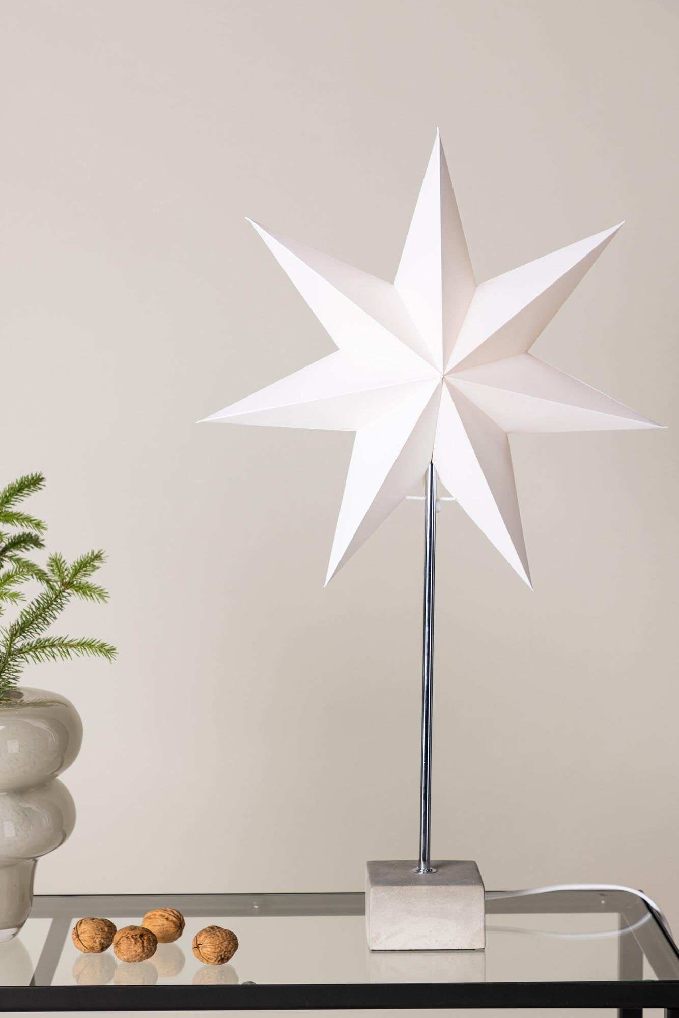 Grövelfjäll Tischlampe: Skandinavische Eleganz von Venture Home.