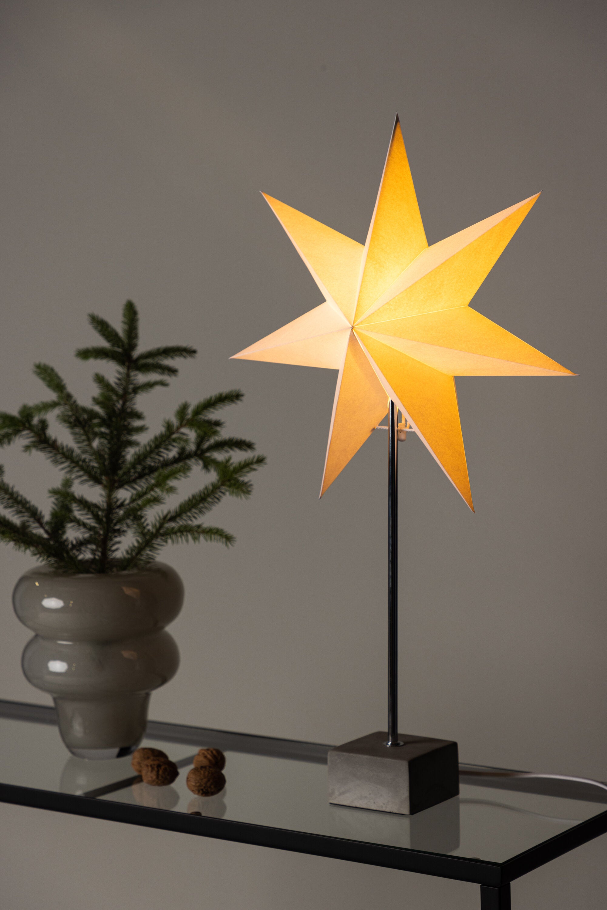 Grövelfjäll Tischlampe in Weiss präsentiert im Onlineshop von KAQTU Design AG. Weihnachtszubehör ist von Venture Home