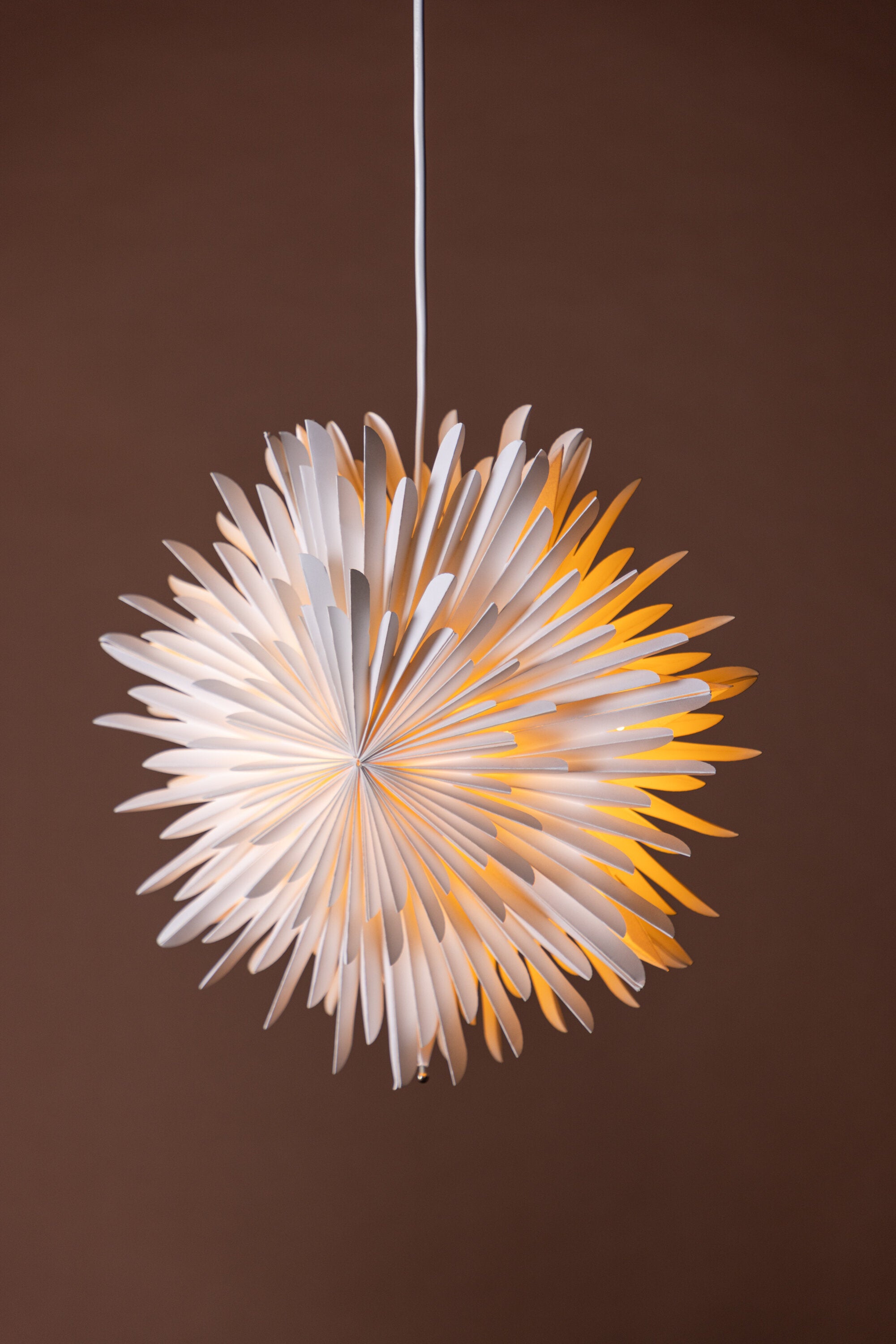 Siegel Pendelleuchte in Weiss präsentiert im Onlineshop von KAQTU Design AG. Weihnachtszubehör ist von Venture Home
