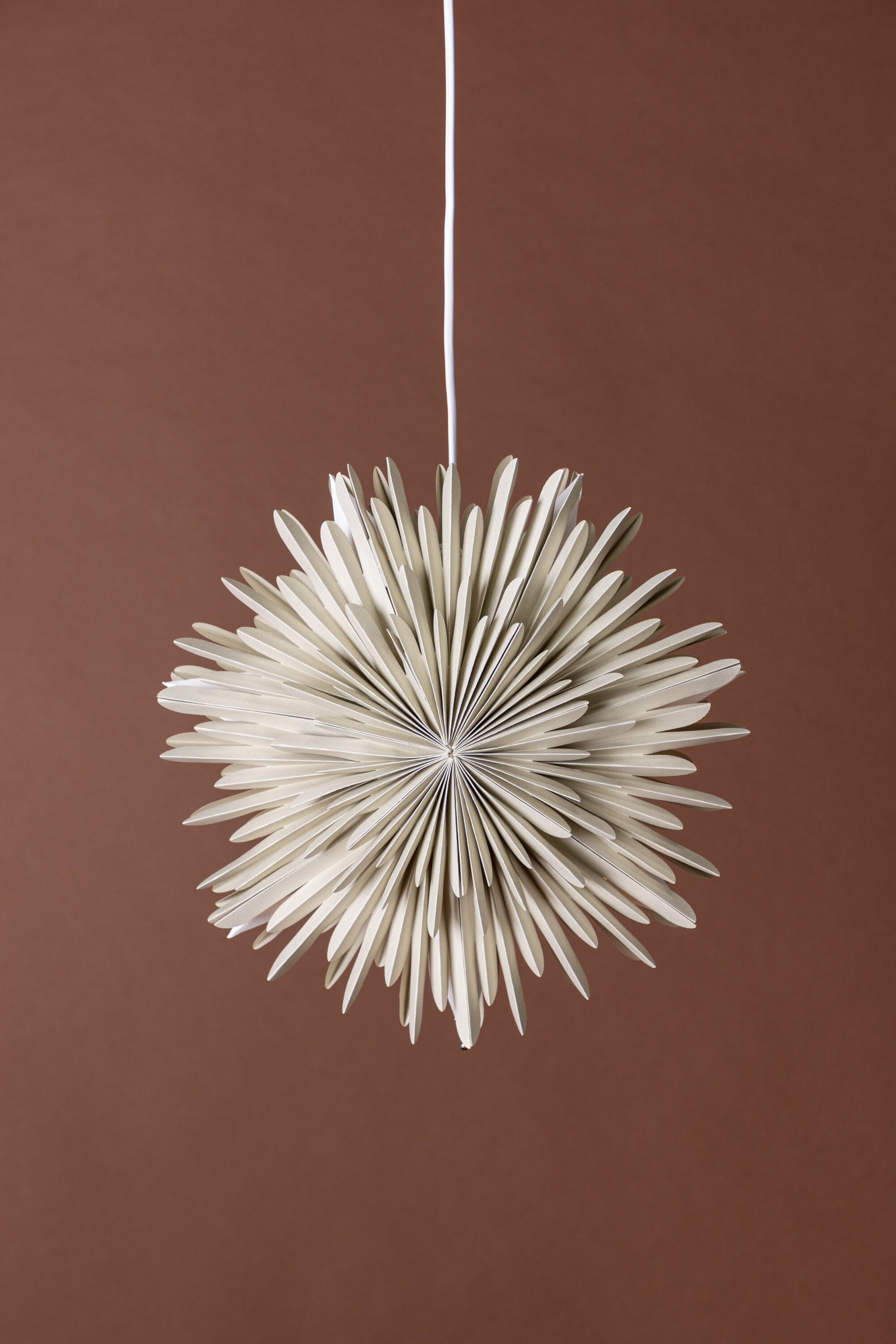 Siegel Pendelleuchte in Beige präsentiert im Onlineshop von KAQTU Design AG. Weihnachtszubehör ist von Venture Home