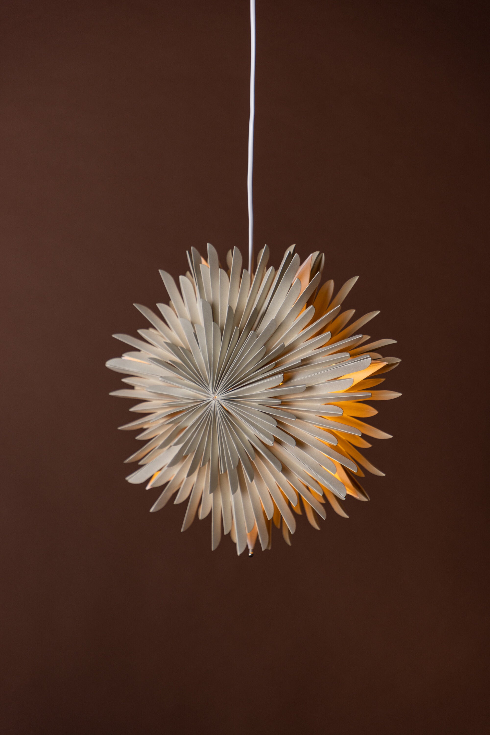 Siegel Pendelleuchte in Beige präsentiert im Onlineshop von KAQTU Design AG. Weihnachtszubehör ist von Venture Home