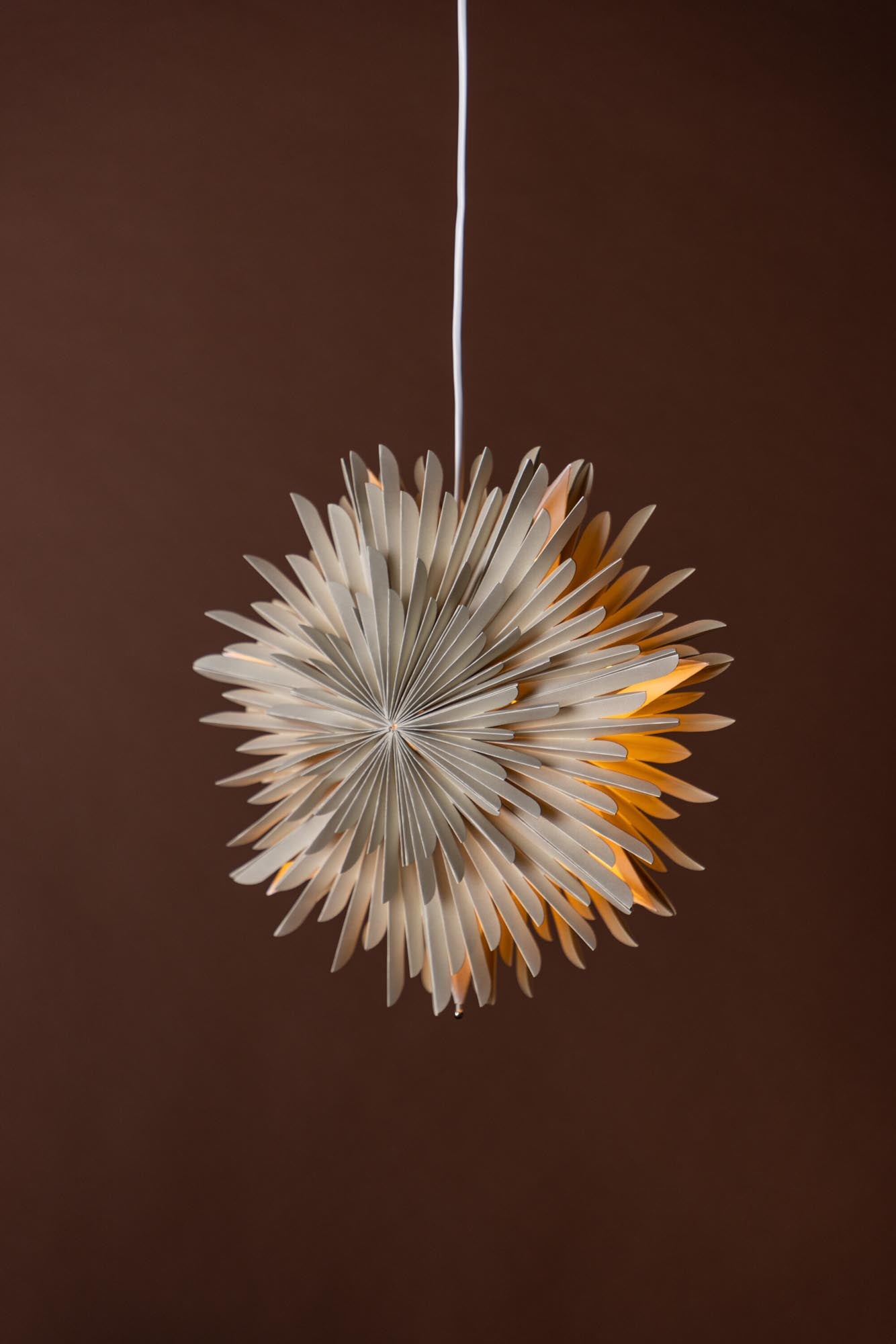 Faszinierende Siegel Pendelleuchte von Venture Home: Ein kunstvoller Papierstern für festliche Stimmung und ganzjährige Eleganz in Ihrem Zuhause.