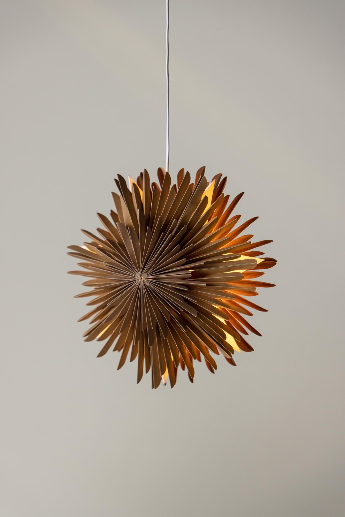 Faszinierende Siegel Pendelleuchte von Venture Home: Ein kunstvoller Papierstern für festliche Stimmung und ganzjährige Eleganz in Ihrem Zuhause.