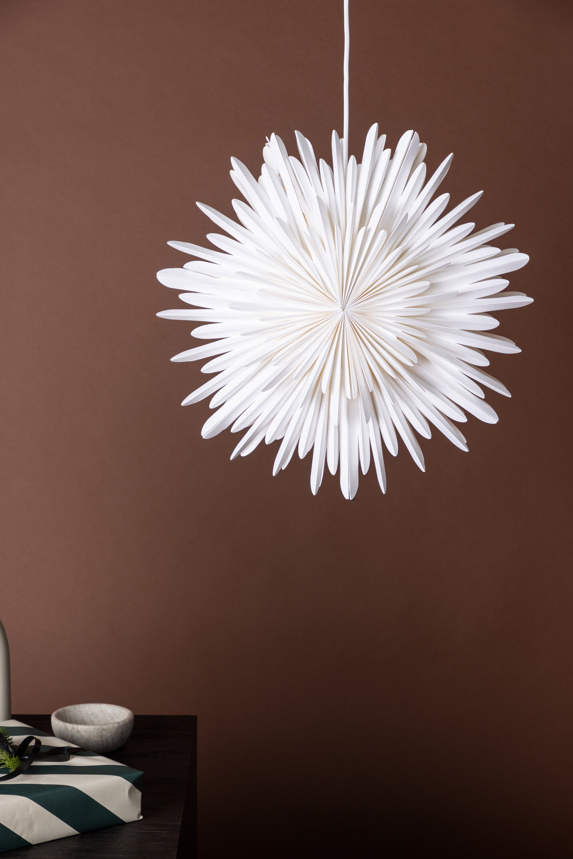 Siegel Pendelleuchte in Weiss präsentiert im Onlineshop von KAQTU Design AG. Weihnachtszubehör ist von Venture Home