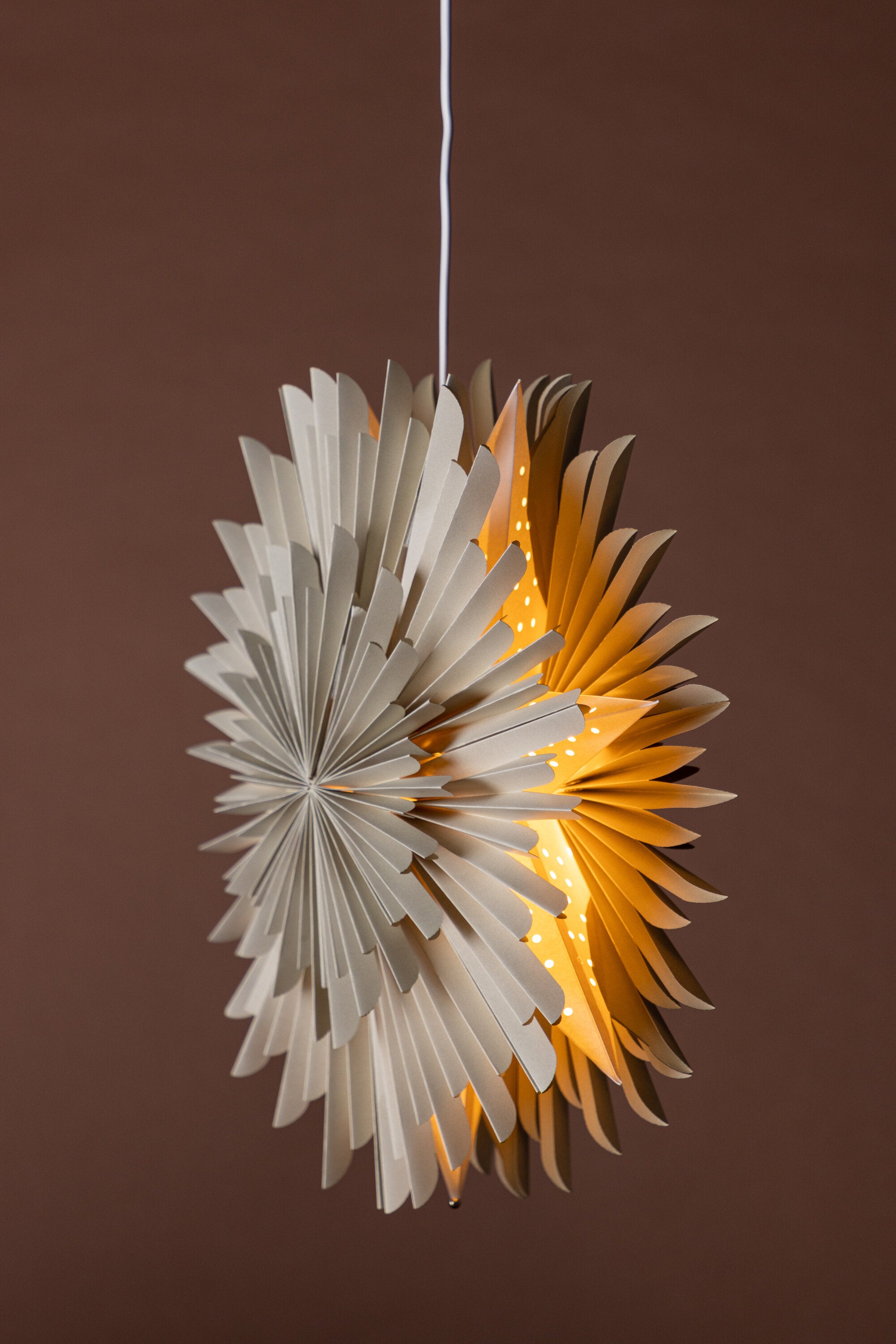 Siegel Pendelleuchte in Beige präsentiert im Onlineshop von KAQTU Design AG. Weihnachtszubehör ist von Venture Home