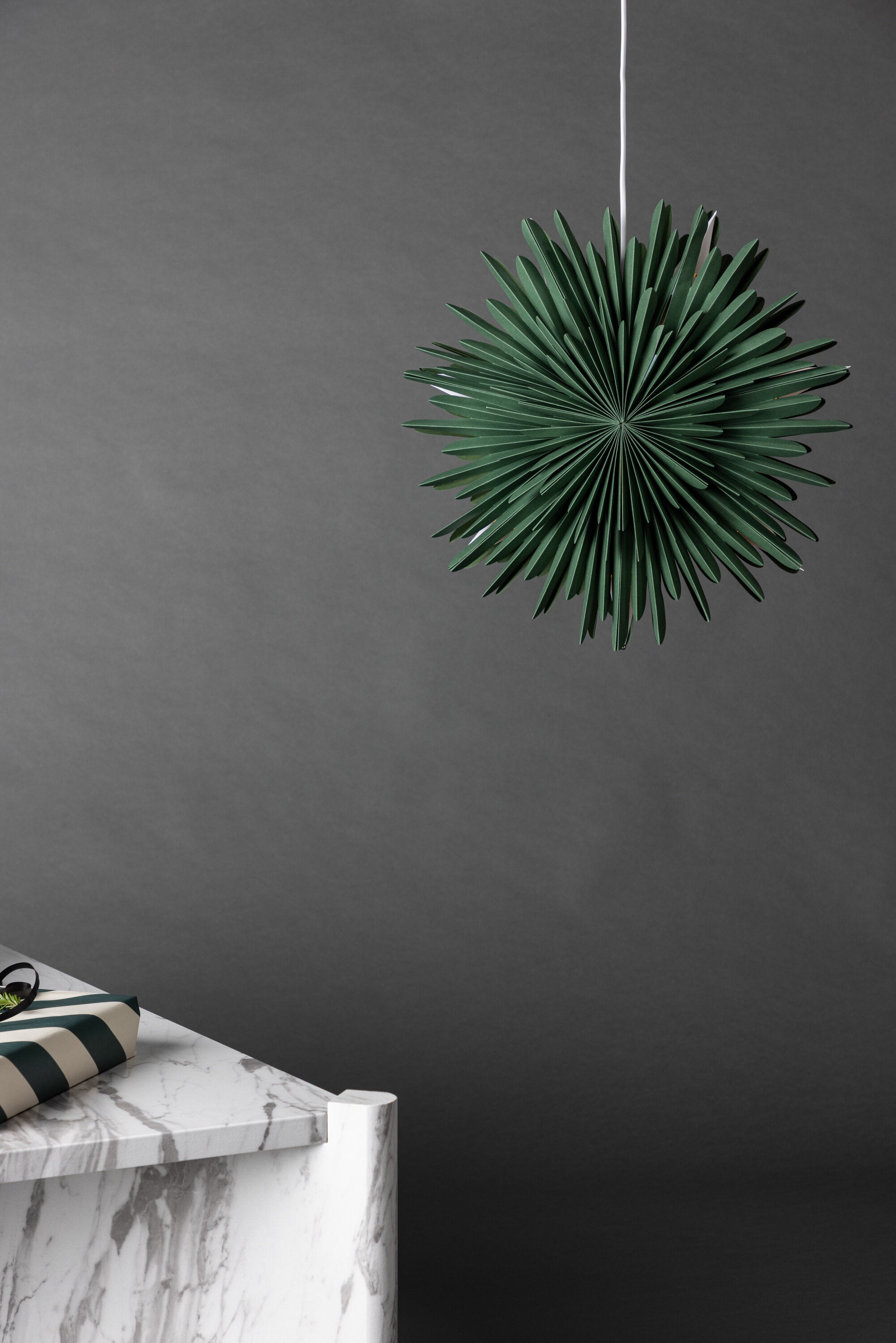 Siegel Pendelleuchte in Grün präsentiert im Onlineshop von KAQTU Design AG. Weihnachtszubehör ist von Venture Home
