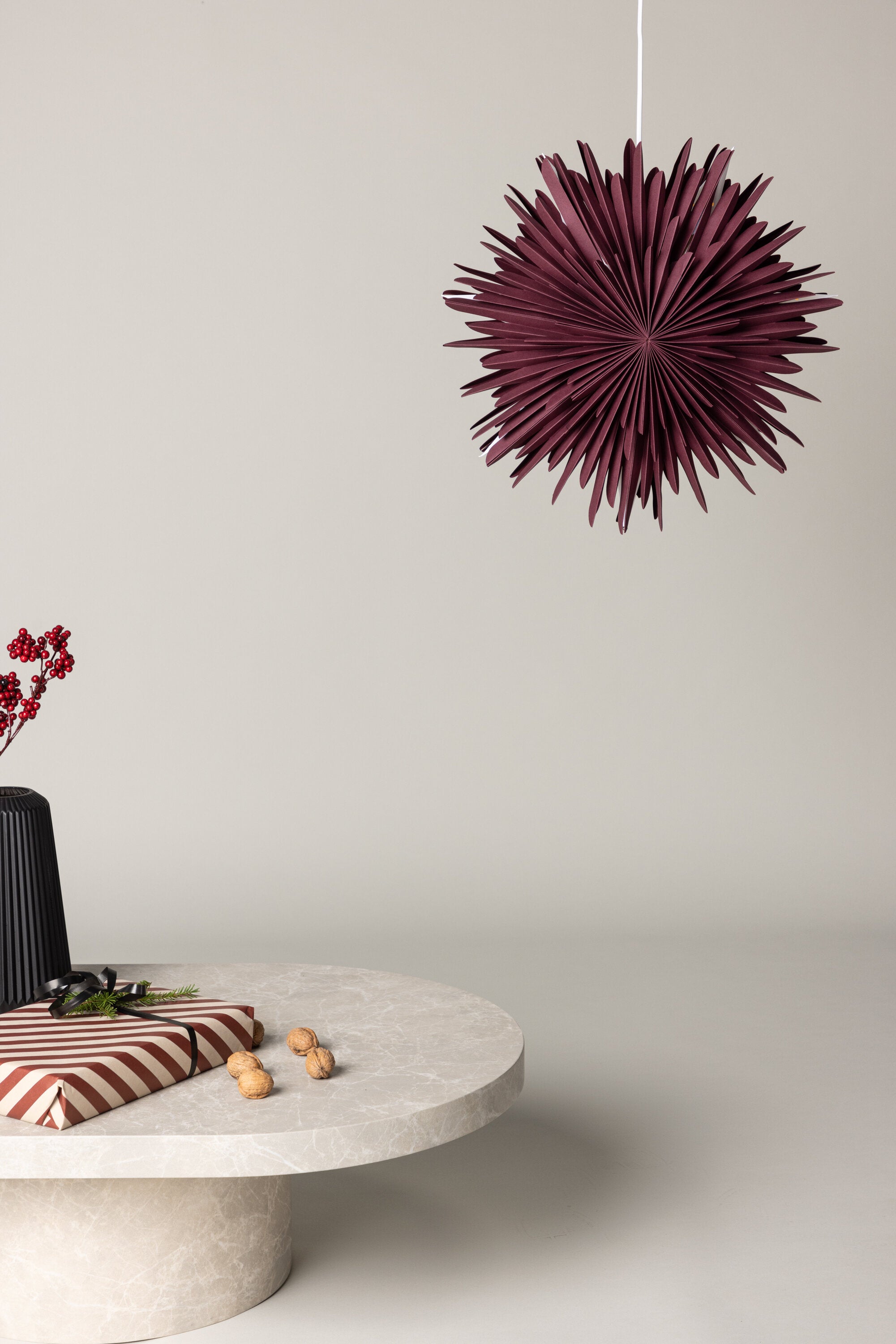 Siegel Pendelleuchte in Dunkelrot präsentiert im Onlineshop von KAQTU Design AG. Weihnachtszubehör ist von Venture Home