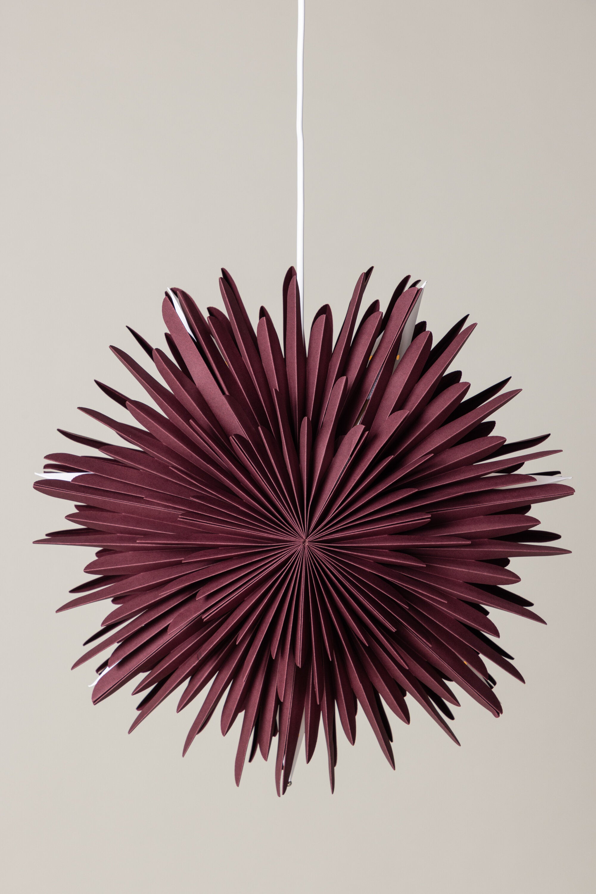 Siegel Pendelleuchte in Dunkelrot präsentiert im Onlineshop von KAQTU Design AG. Weihnachtszubehör ist von Venture Home