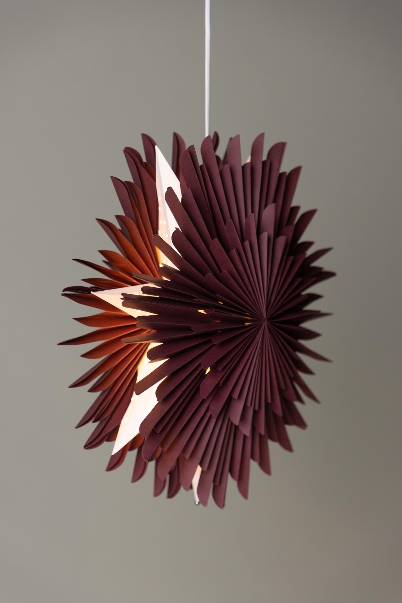 Erleben Sie die Siegel Pendelleuchte von Venture Home – ein 100 cm großer Papierstern, der mit seiner faszinierenden Lichtstreuung und zeitlosen Eleganz jeden Raum in eine festliche Oase verwandelt.