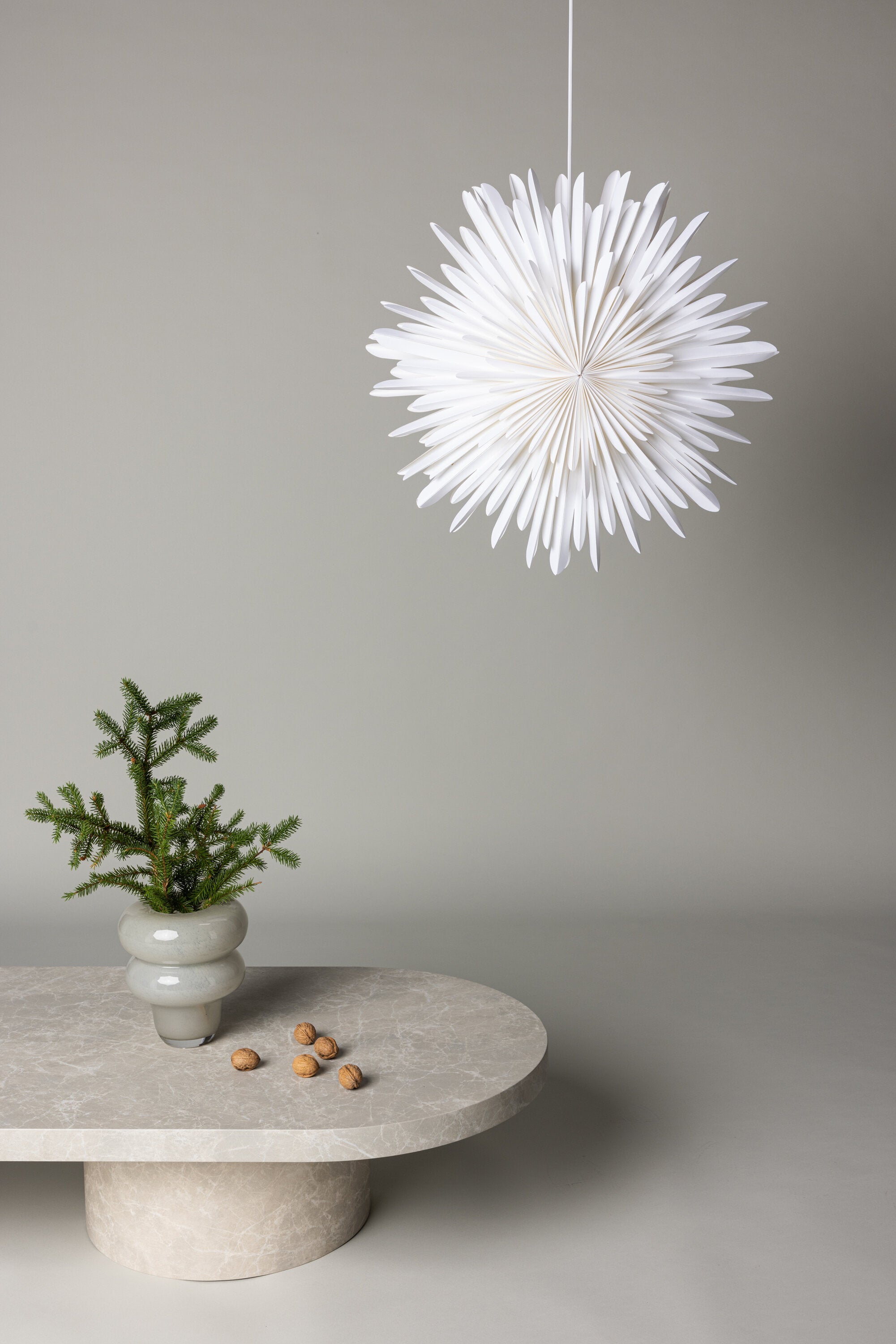 Siegel Pendelleuchte in Weiss präsentiert im Onlineshop von KAQTU Design AG. Weihnachtszubehör ist von Venture Home