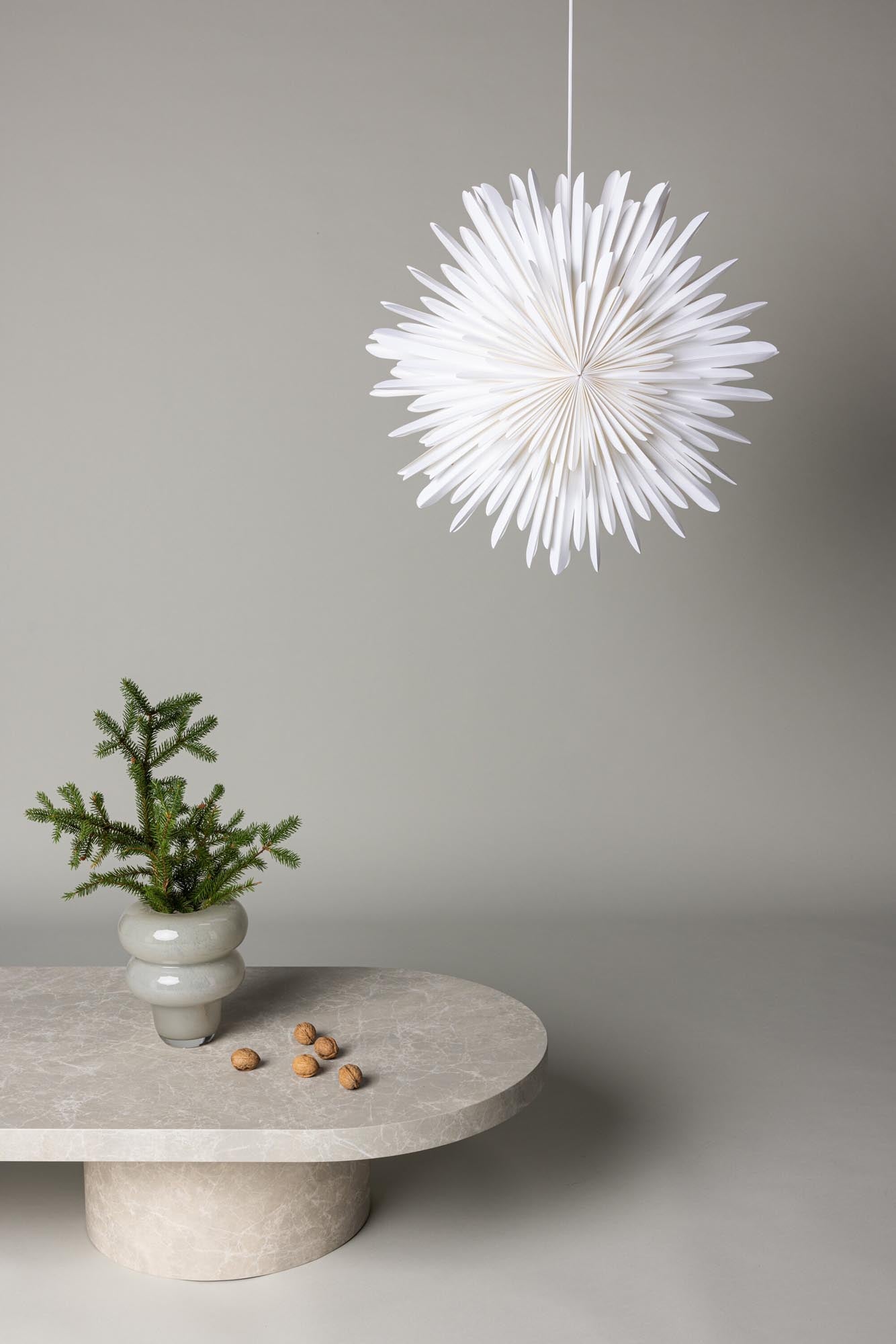 Entdecken Sie die Siegel Pendelleuchte von Venture Home: Ein eleganter Papierstern, der Ihr Zuhause mit warmem Licht und festlicher Atmosphäre bereichert.