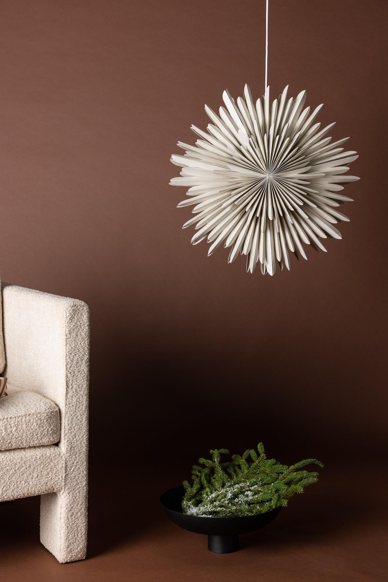 Verleihen Sie Ihrem Zuhause mit der Siegel Pendelleuchte von Venture Home einen Hauch von Eleganz. Dieser 100 cm große Papierstern sorgt für eine einladende Lichtstreuung und festliche Stimmung.