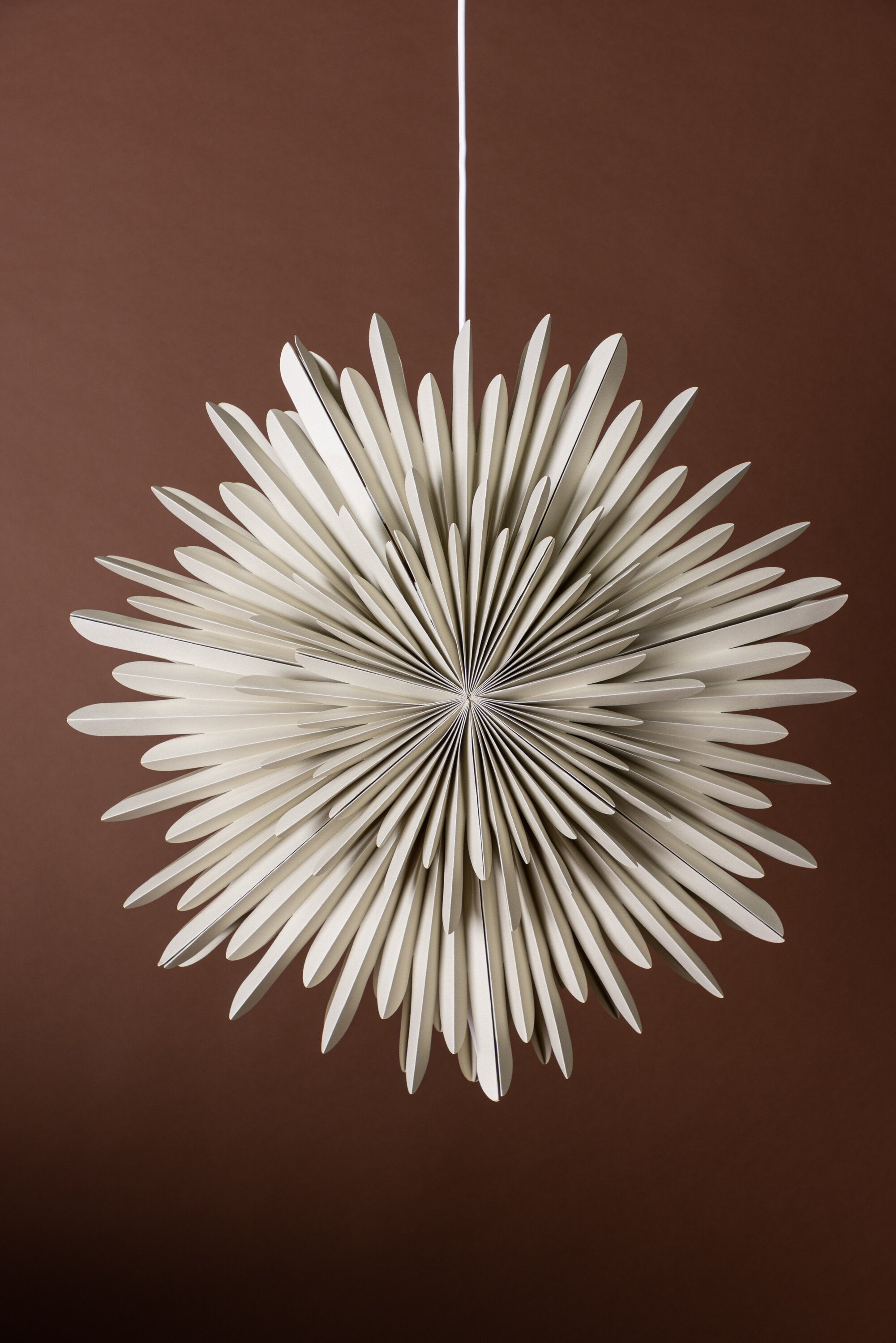 Siegel Pendelleuchte in Beige präsentiert im Onlineshop von KAQTU Design AG. Weihnachtszubehör ist von Venture Home