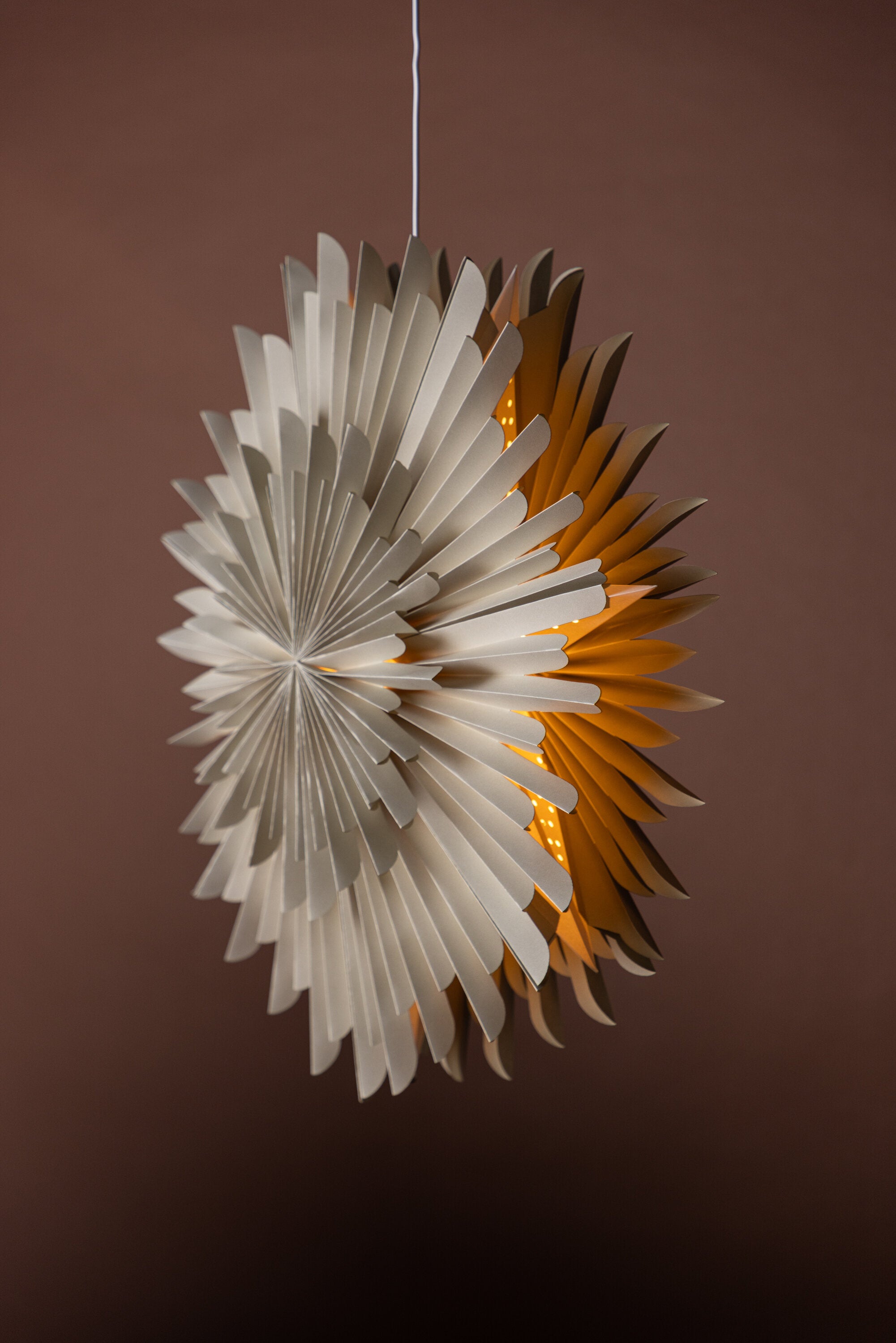 Siegel Pendelleuchte in Beige präsentiert im Onlineshop von KAQTU Design AG. Weihnachtszubehör ist von Venture Home