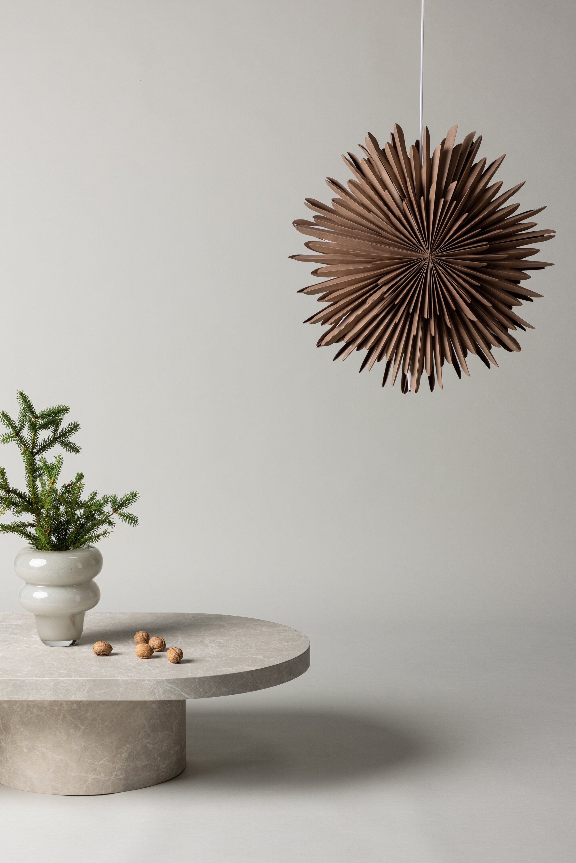 Siegel Pendelleuchte in Braun präsentiert im Onlineshop von KAQTU Design AG. Weihnachtszubehör ist von Venture Home