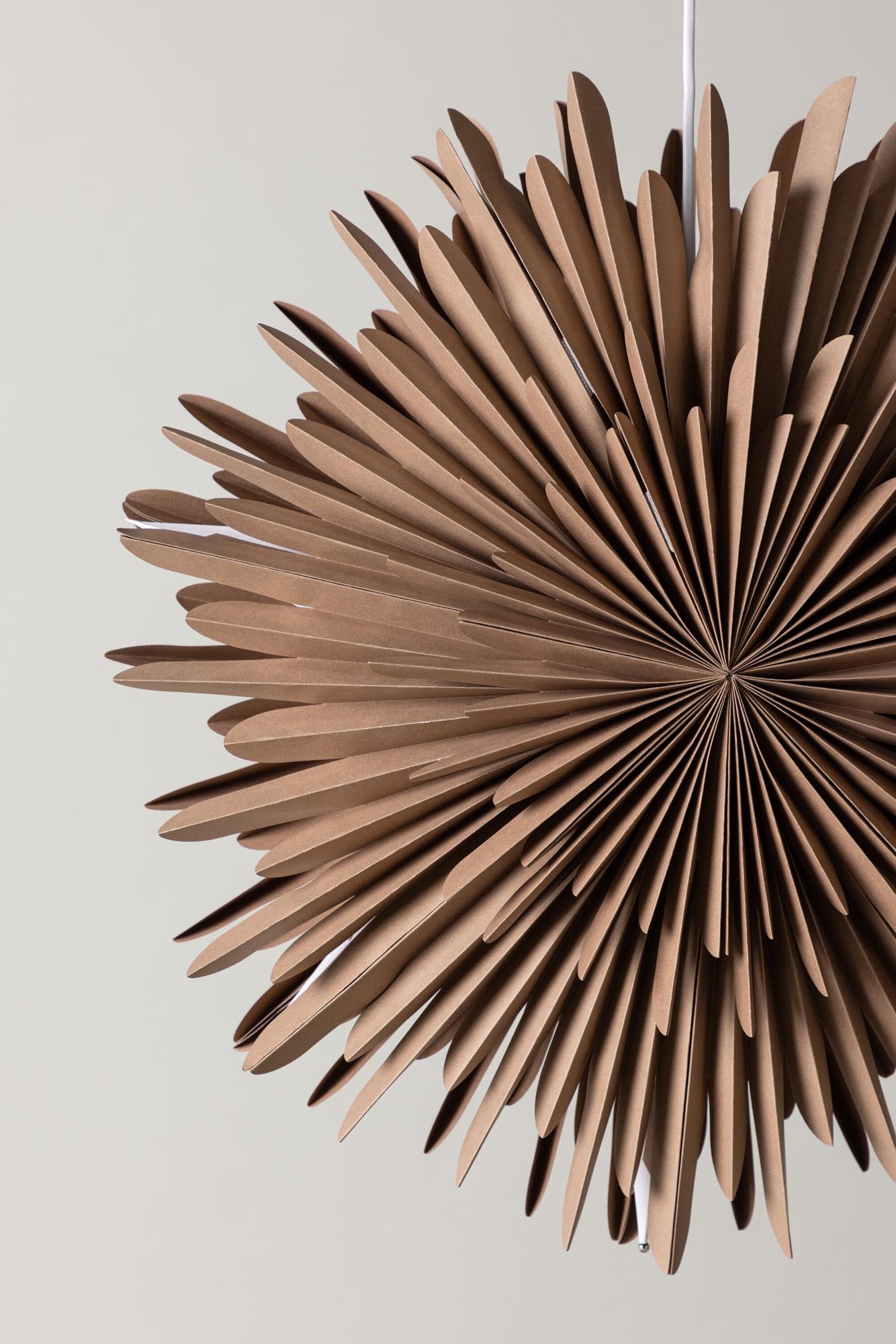 Erleben Sie die Siegel Pendelleuchte von Venture Home – ein 100 cm großer Papierstern, der mit seiner faszinierenden Lichtstreuung und zeitlosen Eleganz jeden Raum in eine festliche Oase verwandelt.