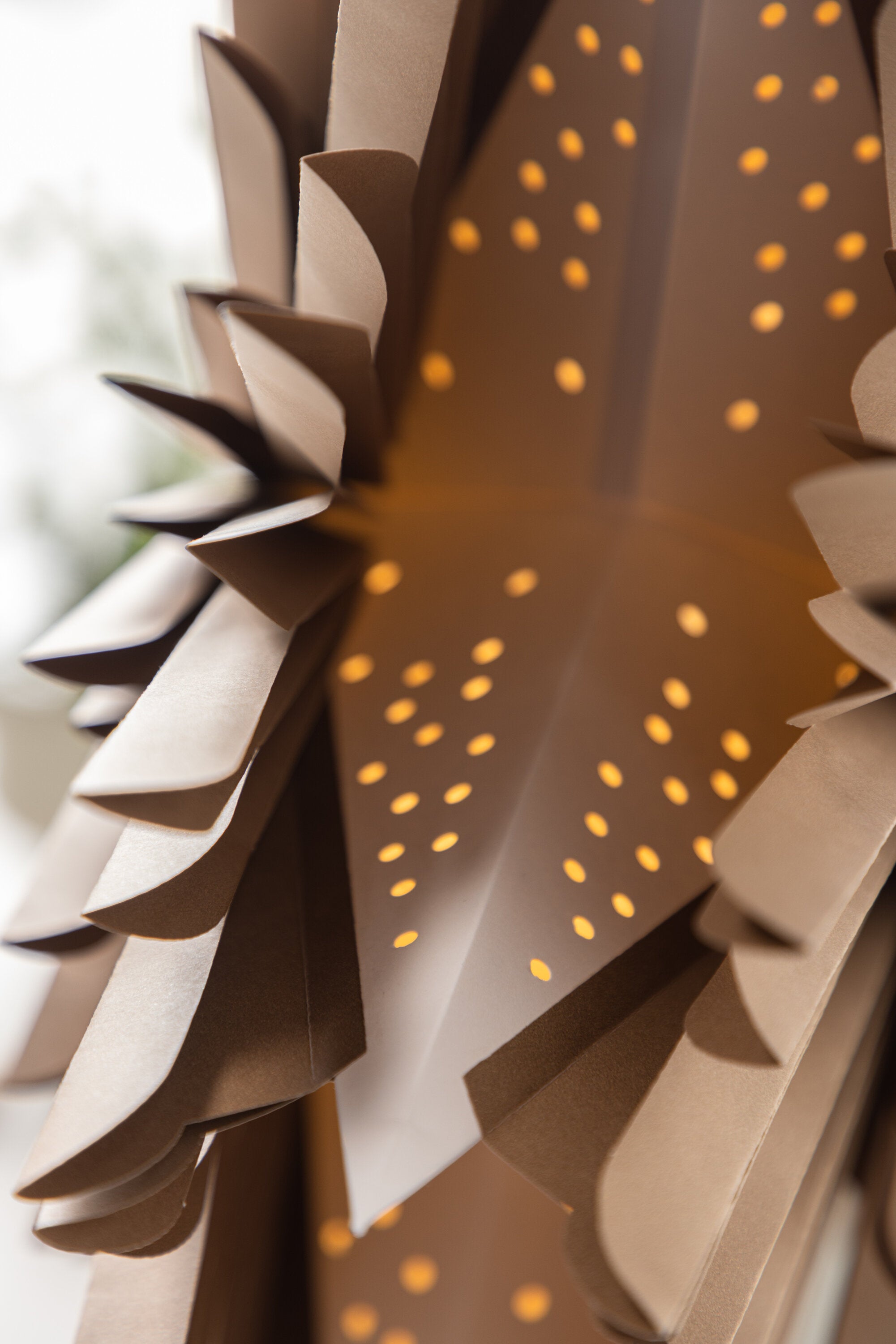 Siegel Pendelleuchte in Braun präsentiert im Onlineshop von KAQTU Design AG. Weihnachtszubehör ist von Venture Home