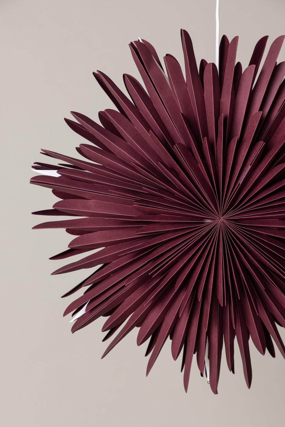 Siegel Pendelleuchte in Dunkelrot präsentiert im Onlineshop von KAQTU Design AG. Weihnachtszubehör ist von Venture Home