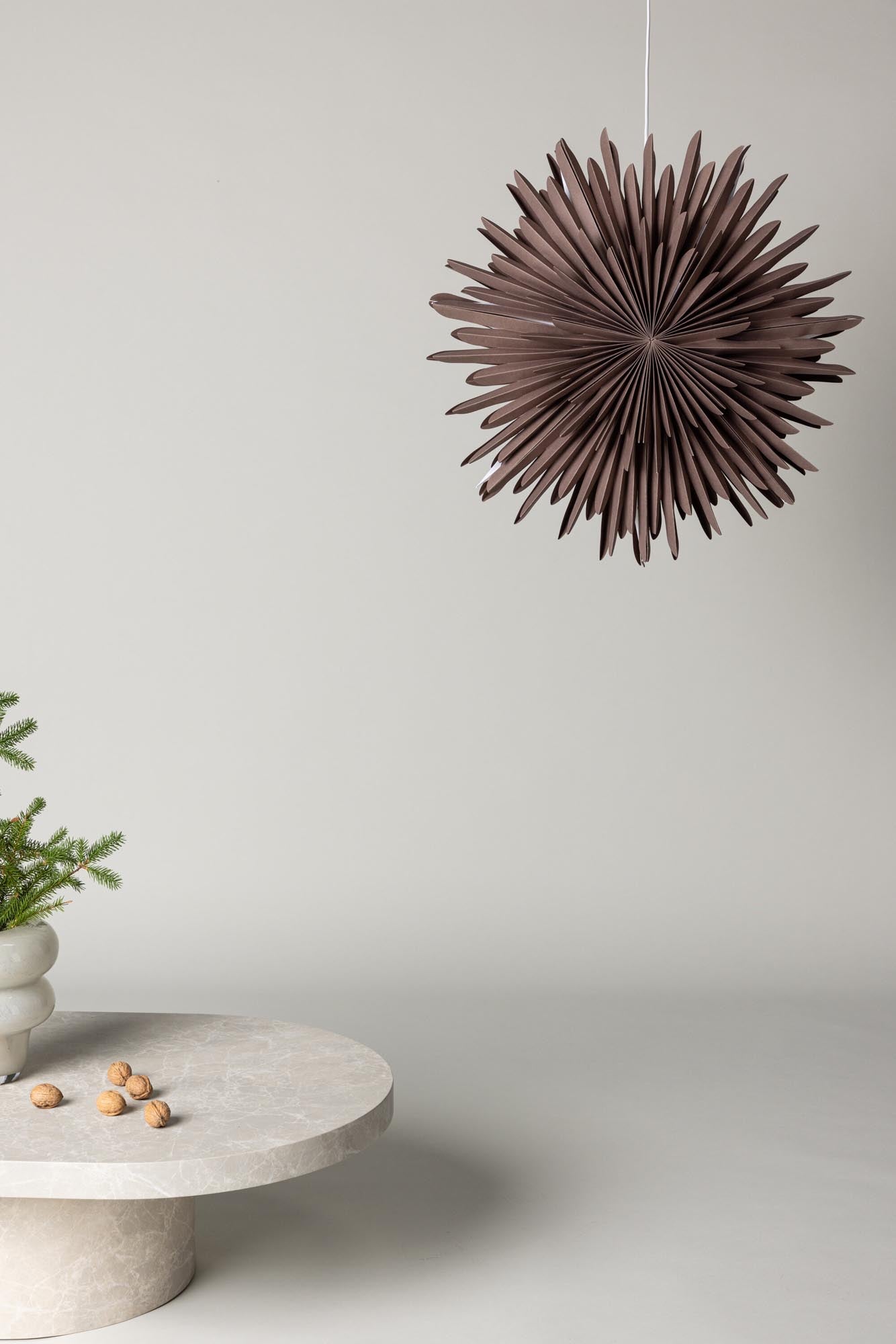 Stilvolle Siegel Pendelleuchte von Venture Home: Ein bezaubernder Papierstern, der Ihr Zuhause mit warmem Licht und festlicher Atmosphäre bereichert.