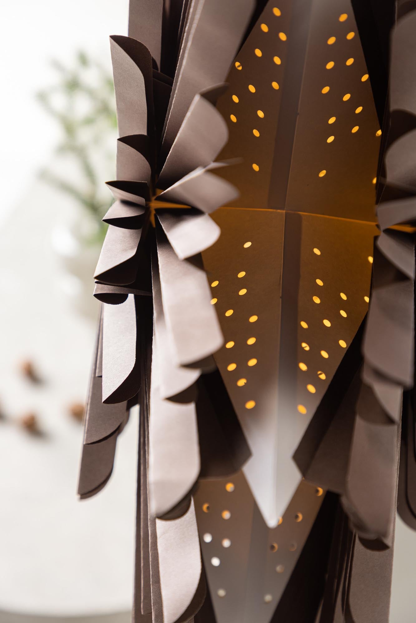 Erleben Sie die Siegel Pendelleuchte von Venture Home: Ein stilvoller Papierstern, der mit seiner warmen Lichtstreuung und zeitlosen Eleganz Ihr Zuhause das ganze Jahr über bereichert.