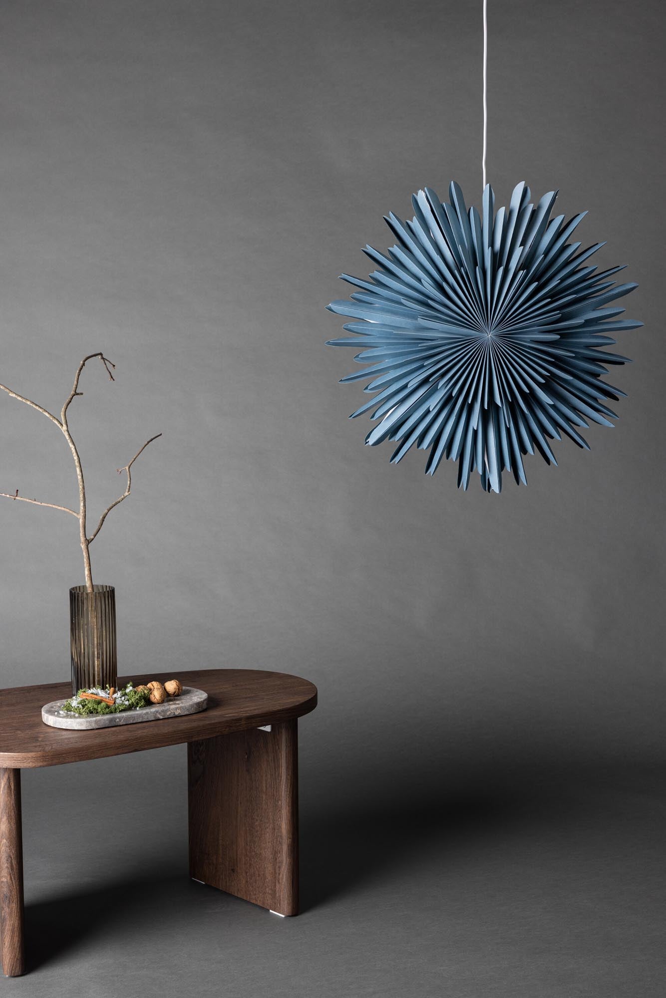 Entdecken Sie die Siegel Pendelleuchte von Venture Home – ein 100 cm großer Papierstern, der mit seiner warmen Lichtstreuung und stilvollen Eleganz Ihr Zuhause das ganze Jahr über verschönert.