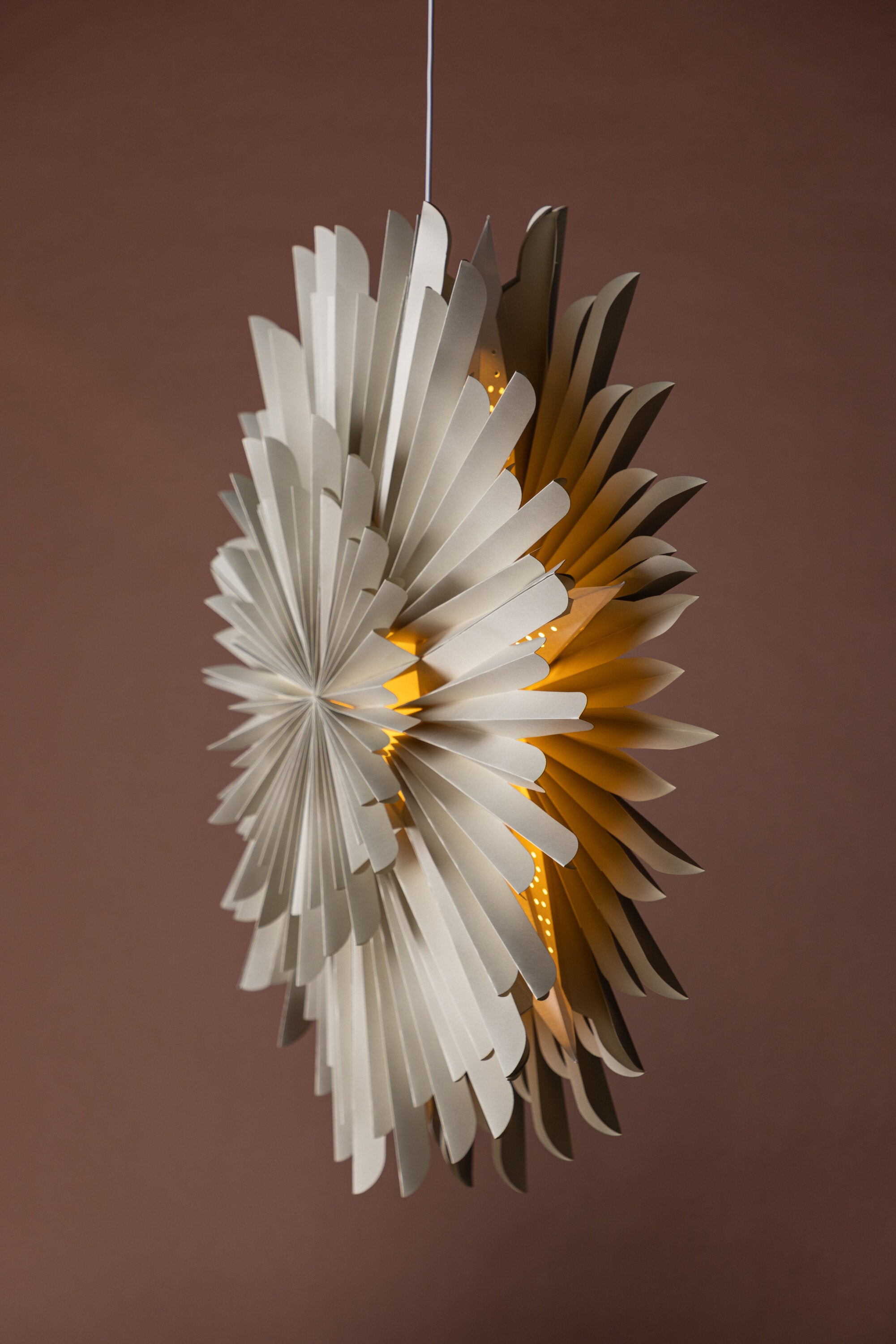 Siegel Pendelleuchte in Beige präsentiert im Onlineshop von KAQTU Design AG. Weihnachtszubehör ist von Venture Home