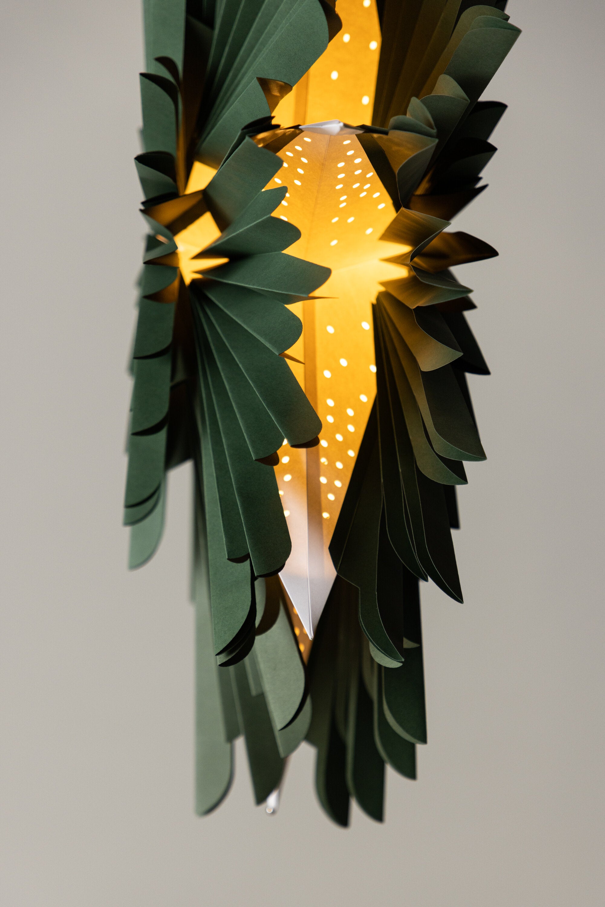 Siegel Pendelleuchte in Grün präsentiert im Onlineshop von KAQTU Design AG. Weihnachtszubehör ist von Venture Home