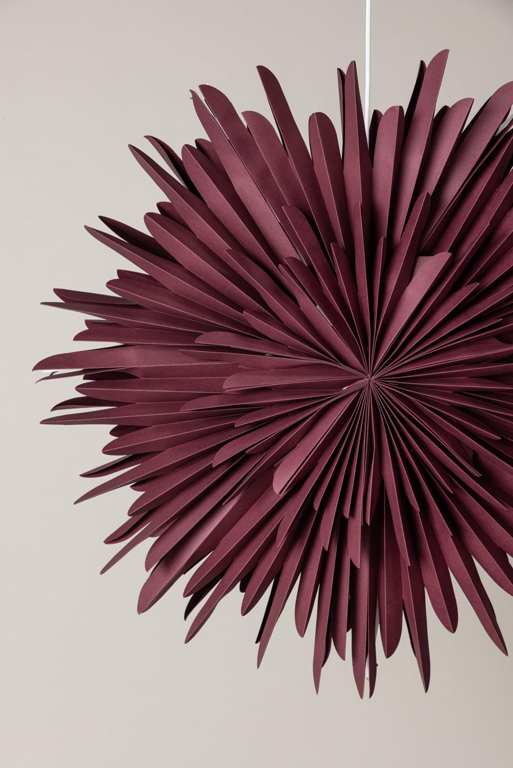 Siegel Pendelleuchte in Dunkelrot präsentiert im Onlineshop von KAQTU Design AG. Weihnachtszubehör ist von Venture Home
