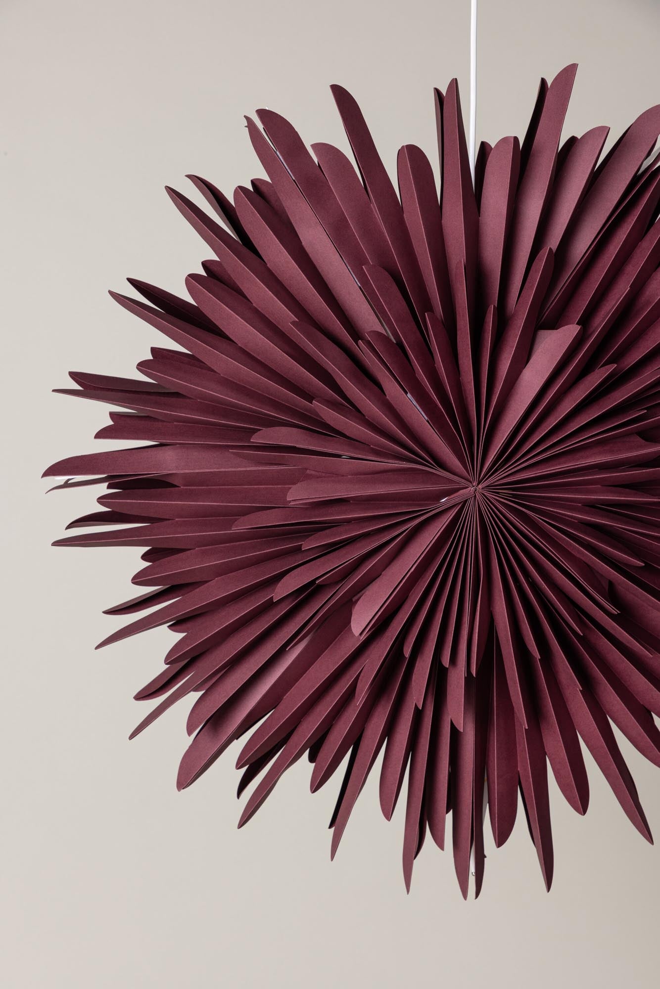 Entdecken Sie die Siegel Pendelleuchte von Venture Home: Ein eleganter Papierstern, der mit seiner faszinierenden Lichtstreuung und harmonischem Design jeden Raum in eine festliche Oase verwandelt.