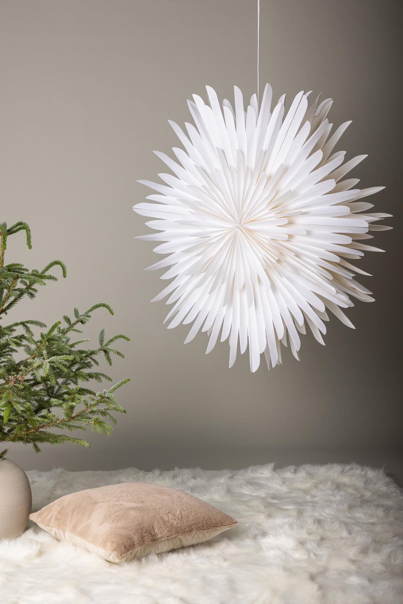 Erleben Sie die Siegel Pendelleuchte von Venture Home: Ein stilvoller Papierstern, der mit seiner warmen Lichtstreuung und zeitlosen Eleganz Ihr Zuhause das ganze Jahr über bereichert.