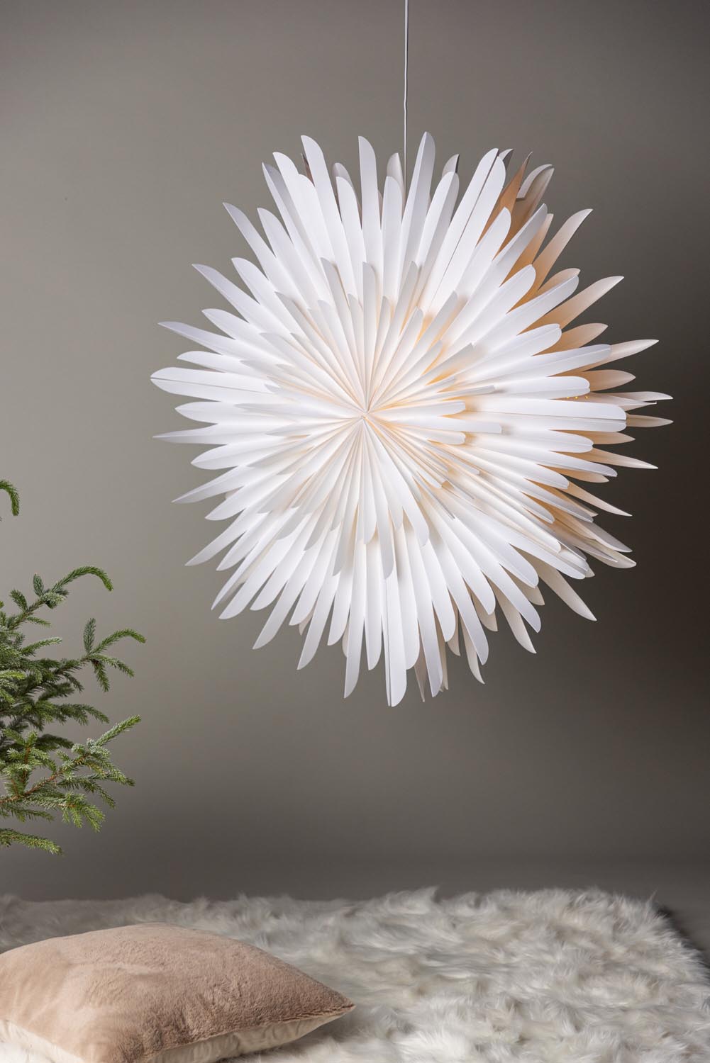 Siegel Pendelleuchte in Weiss präsentiert im Onlineshop von KAQTU Design AG. Weihnachtszubehör ist von Venture Home