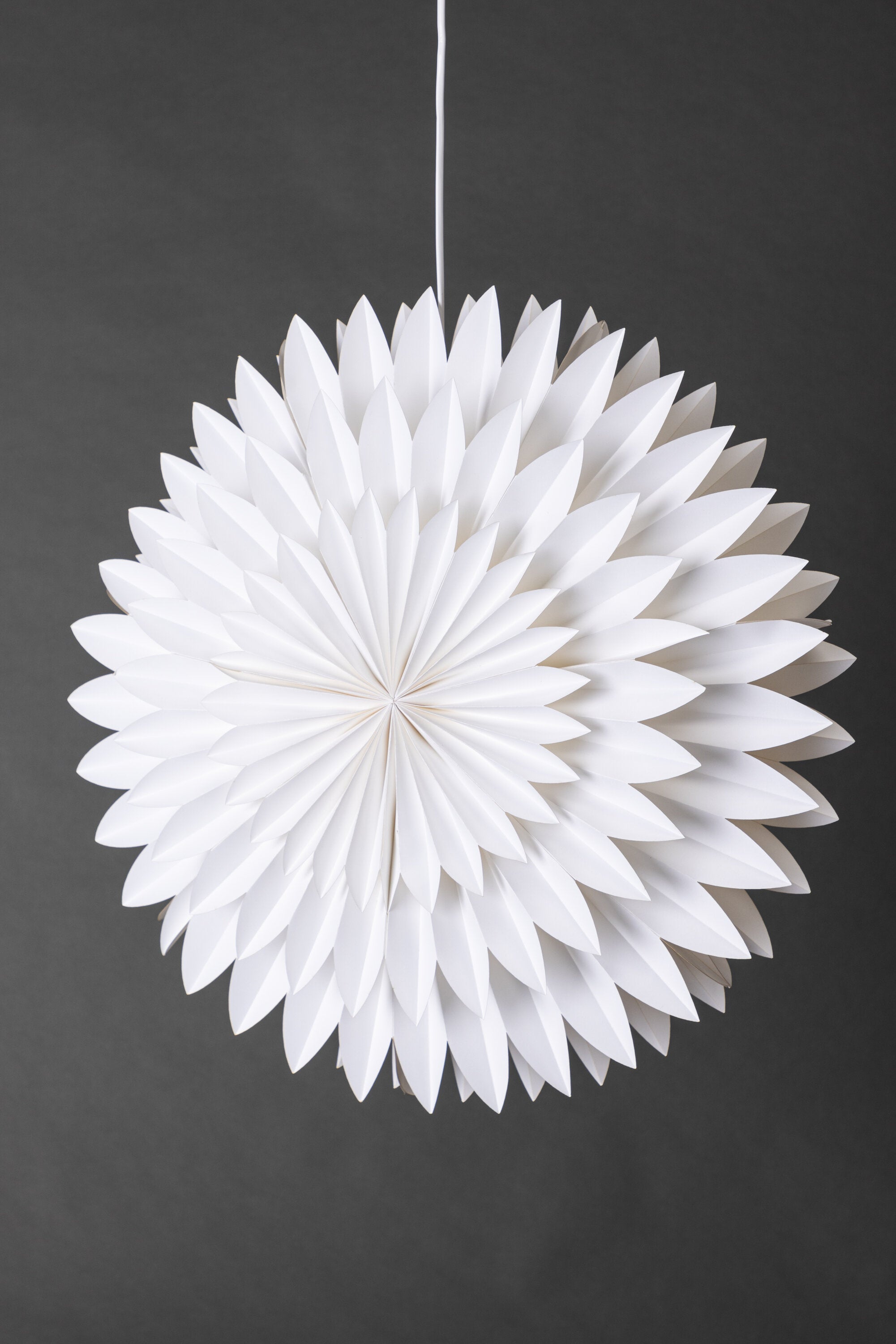 Storlien Pendelleuchte in Weiss präsentiert im Onlineshop von KAQTU Design AG. Weihnachtszubehör ist von Venture Home