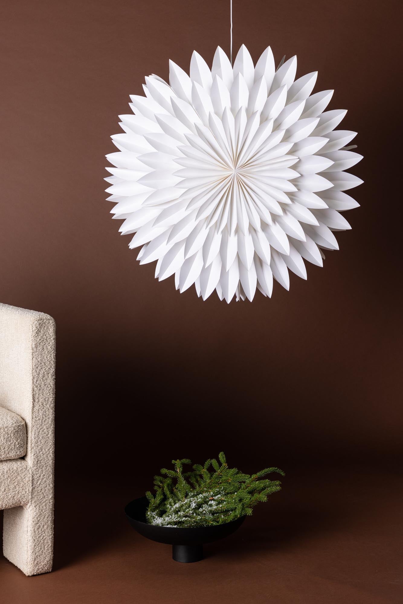 Die Storlien Pendelleuchte von Venture Home ist ein eleganter Papierstern, der mit sanftem Licht und festlicher Atmosphäre Ihr Zuhause bereichert.