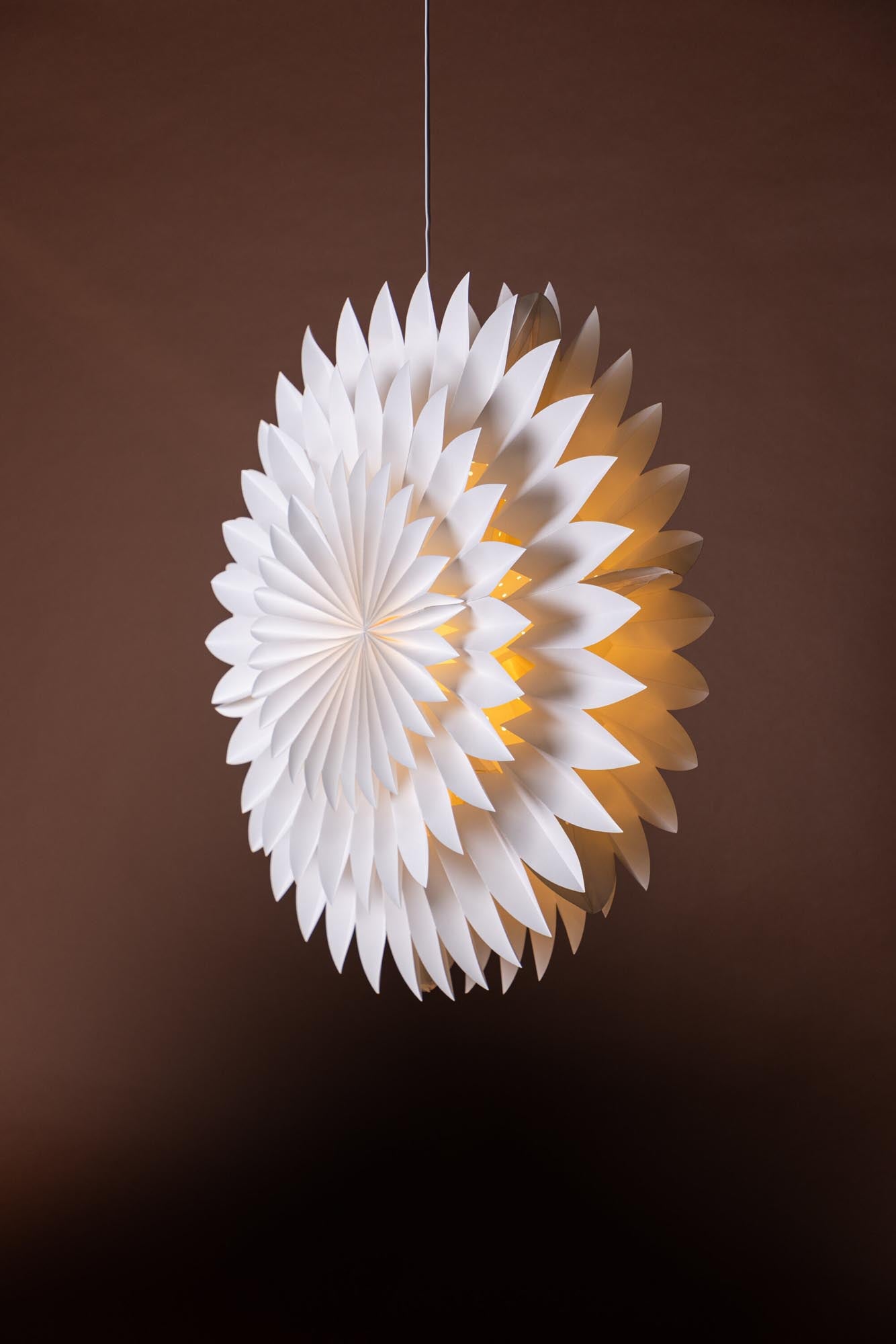 Storlien Pendelleuchte: Hochwertiger Papierstern für festliche Stimmung und gemütliches Licht in Ihrem Zuhause.