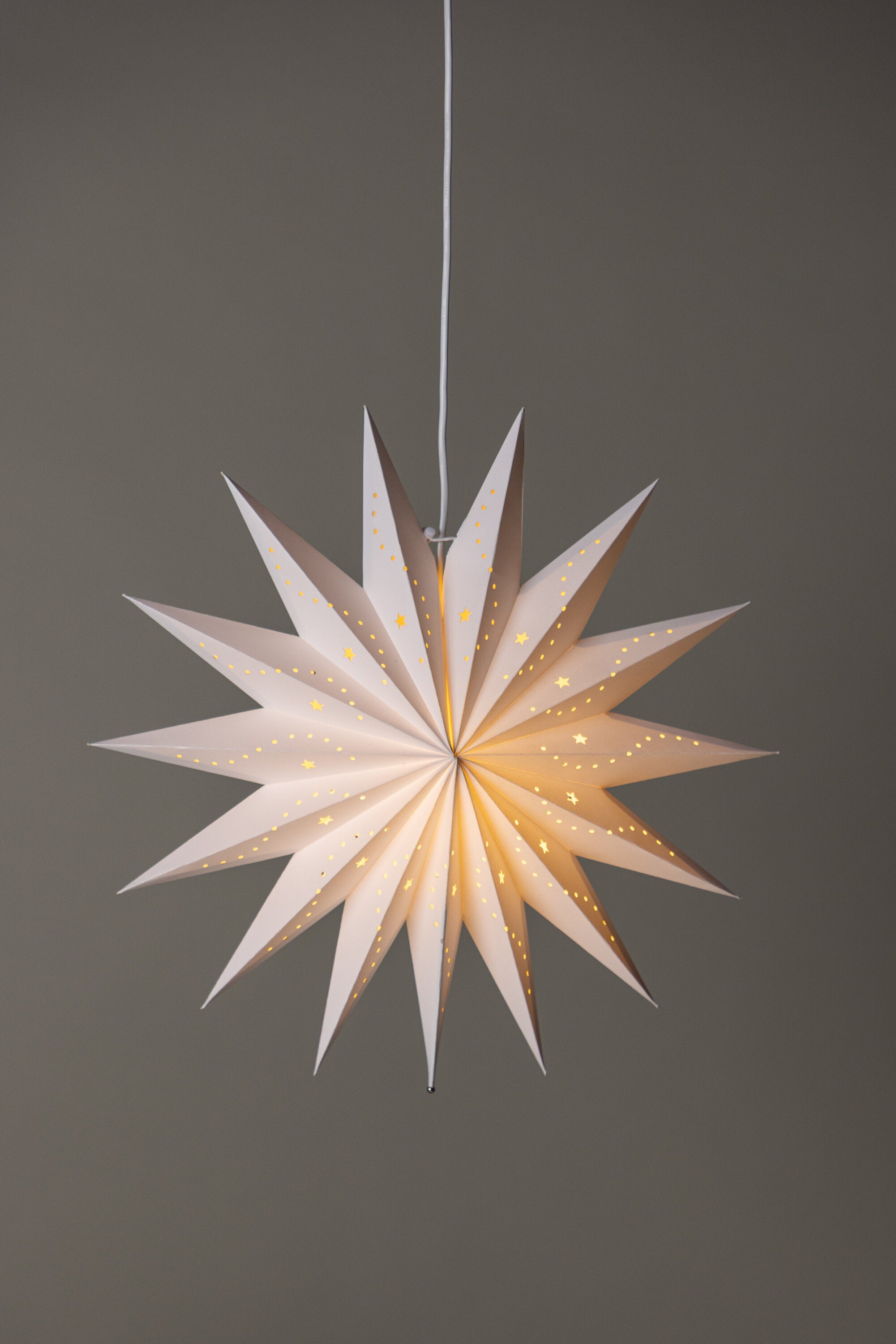 Lindvallen Pendelleuchte in Weiss präsentiert im Onlineshop von KAQTU Design AG. Weihnachtszubehör ist von Venture Home