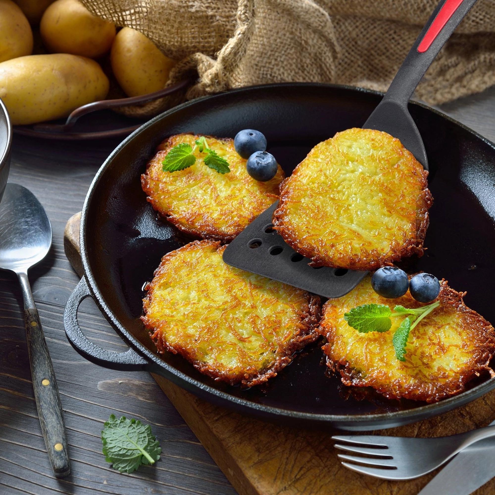 Pfannenwender Gallant Plus von Westmark: Grosse gelochte Laffe, ideal zum Wenden und Abtropfen von Speisen, robust und praktisch.