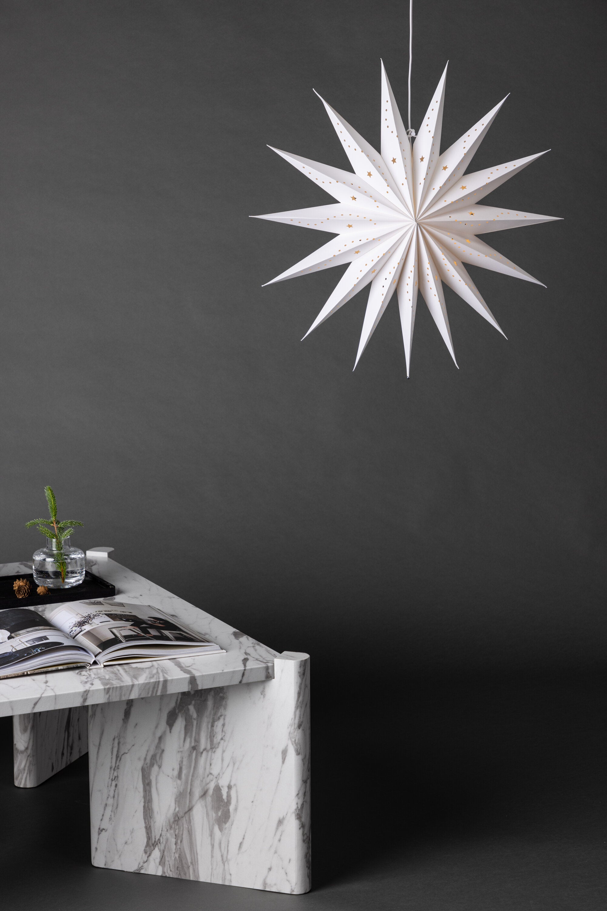 Lindvallen Pendelleuchte in Weiss präsentiert im Onlineshop von KAQTU Design AG. Weihnachtszubehör ist von Venture Home