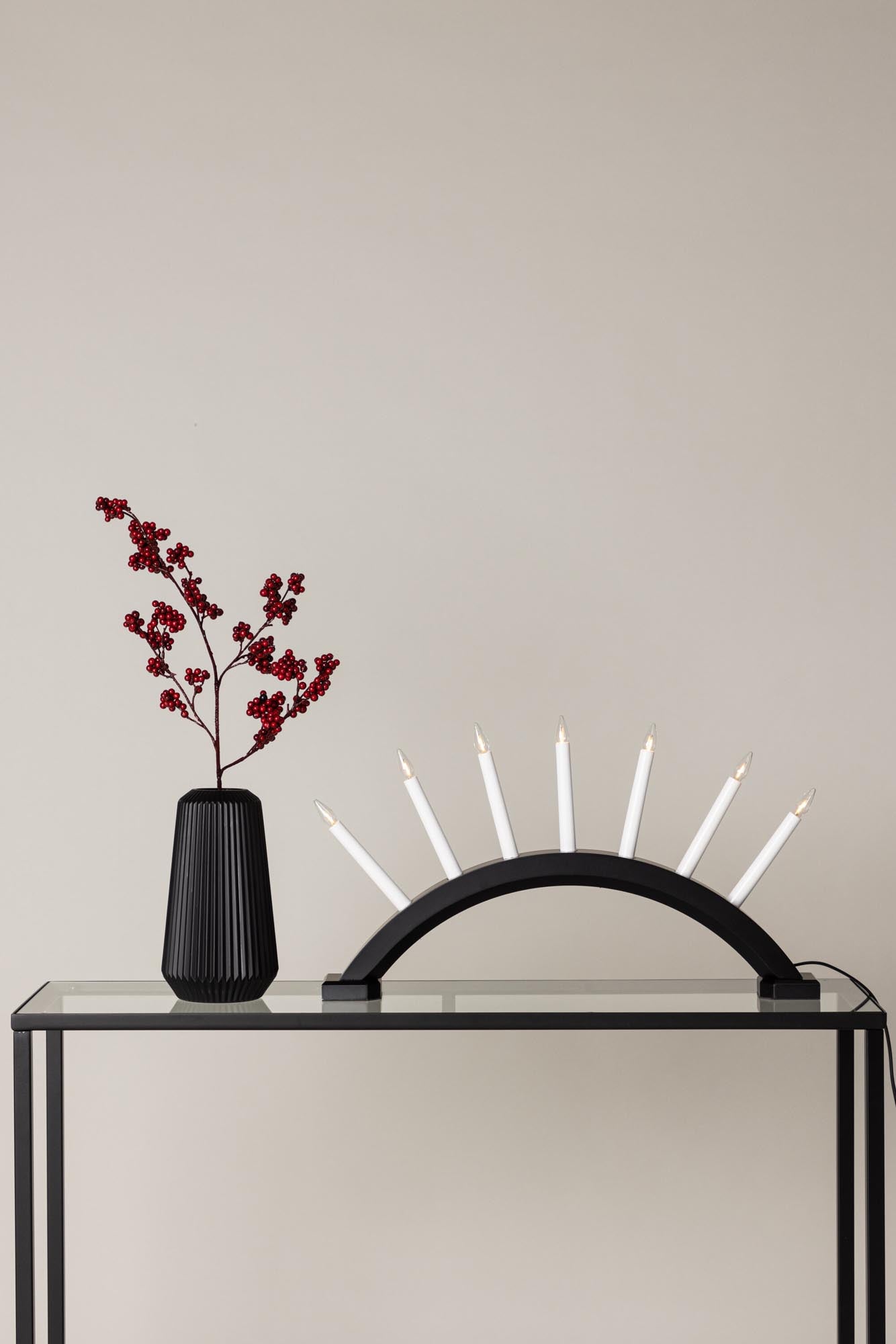 Die Kebnekaise Tischleuchte von Venture Home bringt stilvolles Licht und festliche Atmosphäre in Ihr Zuhause – perfekt für die Weihnachtszeit.