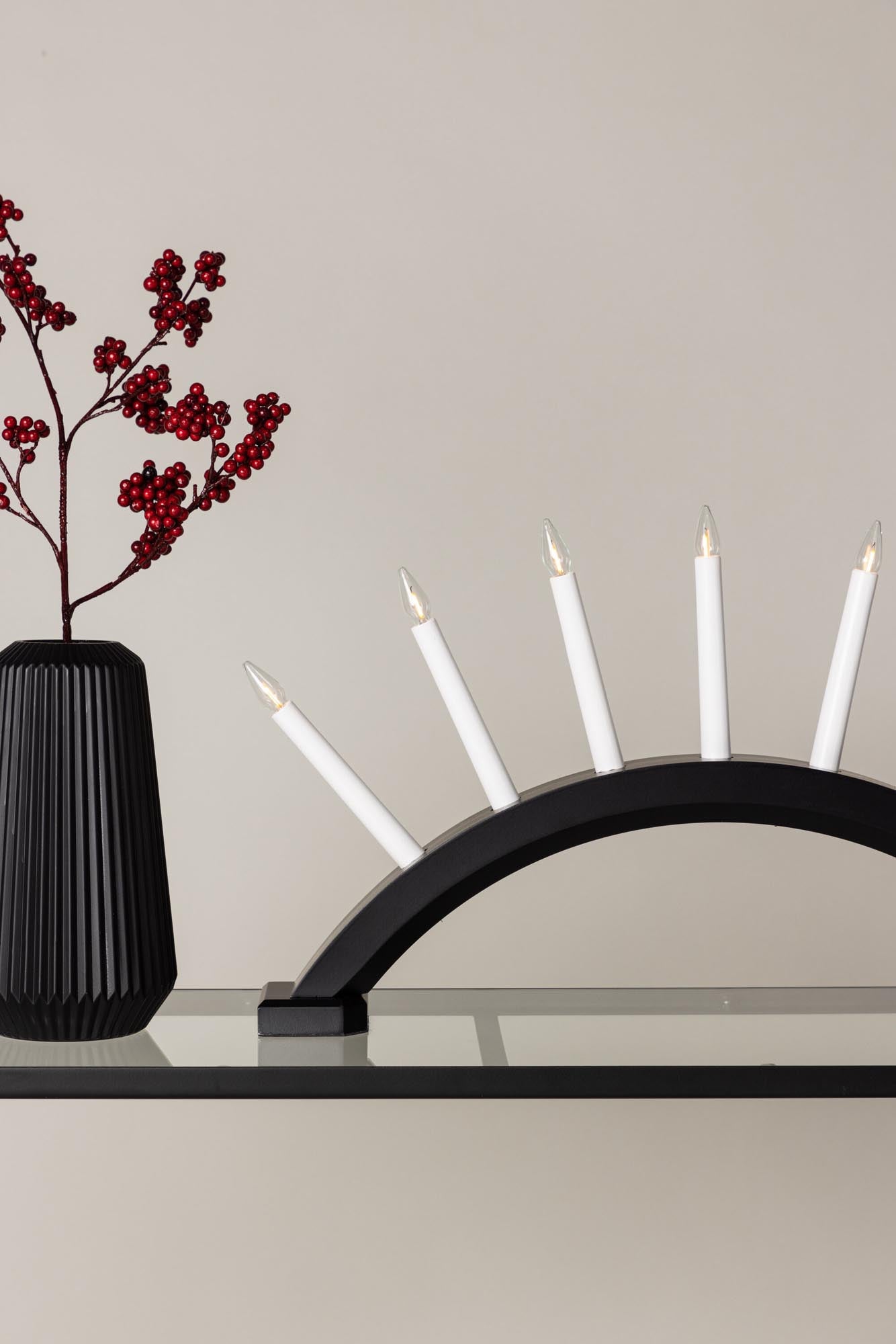 Die Kebnekaise Tischleuchte von Venture Home vereint elegantes Design und warmes Licht, ideal für festliche Stimmung und gemütliche Abende.