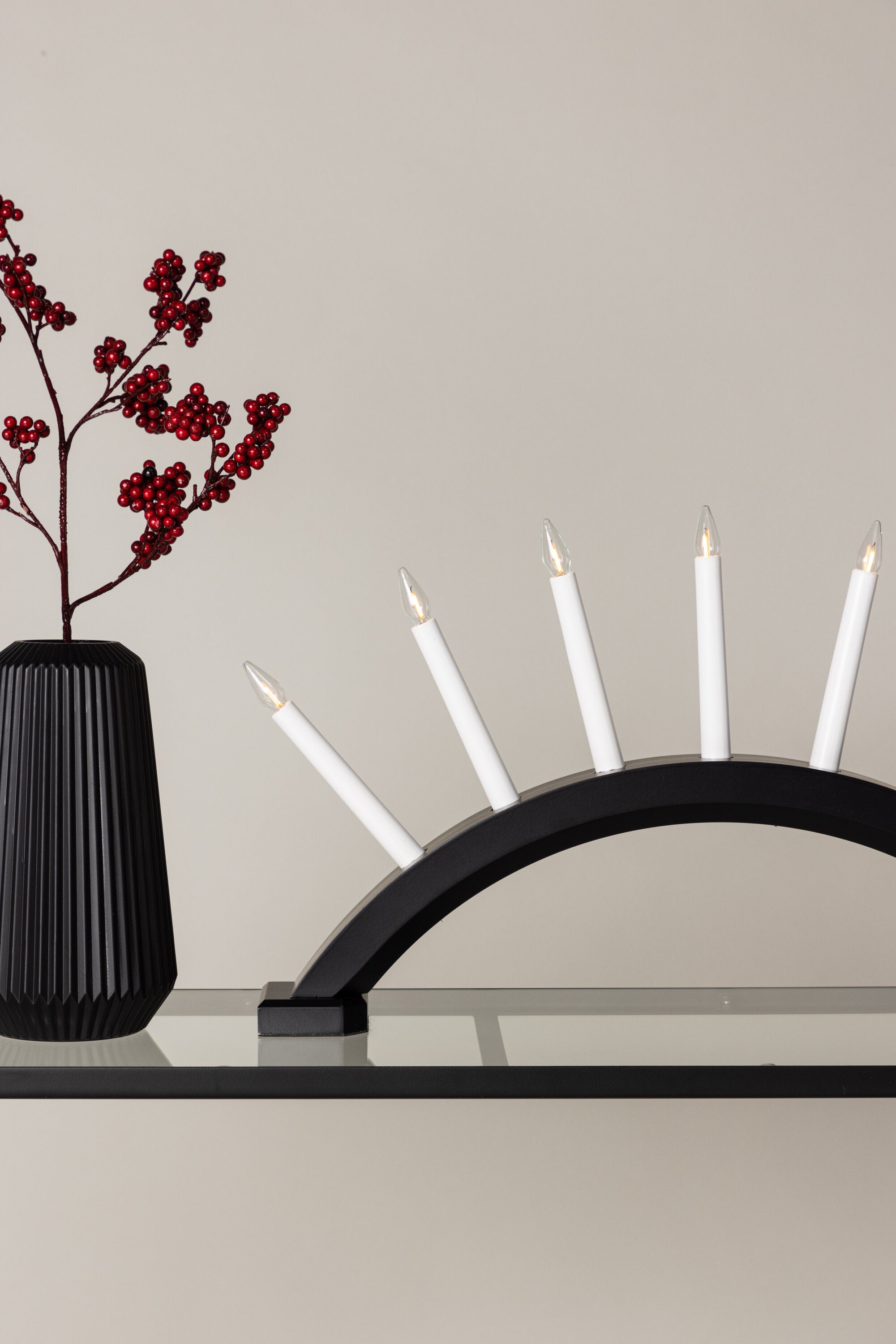 Kebnekaise Tischleuchte in Schwarz präsentiert im Onlineshop von KAQTU Design AG. Weihnachtszubehör ist von Venture Home