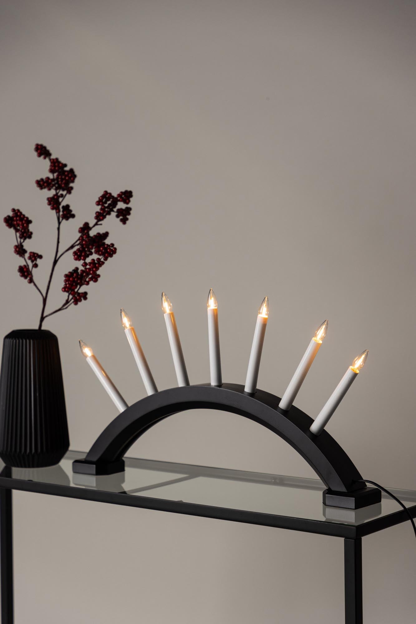 Die Kebnekaise Tischleuchte von Venture Home bringt stilvolles Licht und festliche Atmosphäre in Ihr Zuhause – perfekt für die Weihnachtszeit.