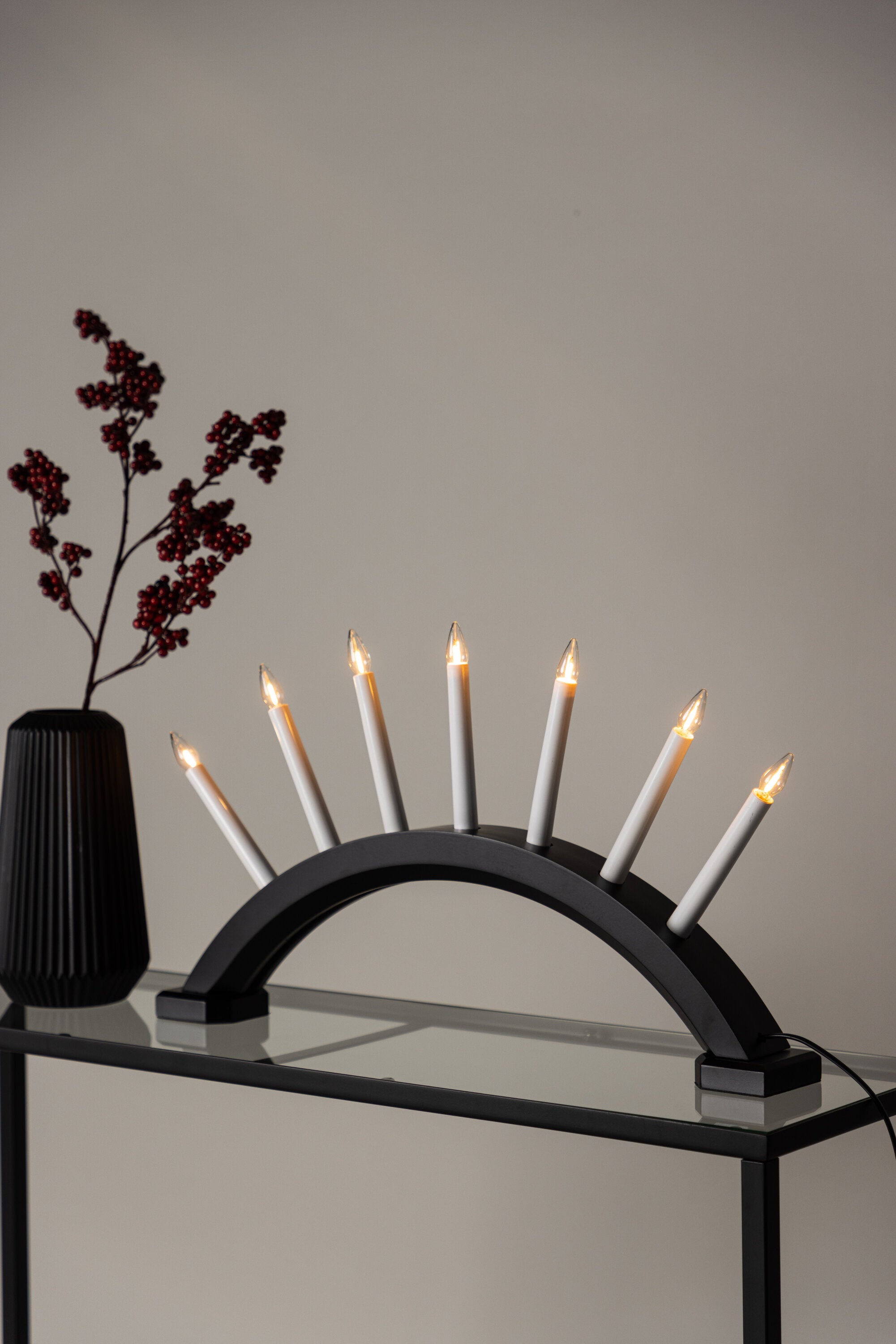 Kebnekaise Tischleuchte in Schwarz präsentiert im Onlineshop von KAQTU Design AG. Weihnachtszubehör ist von Venture Home