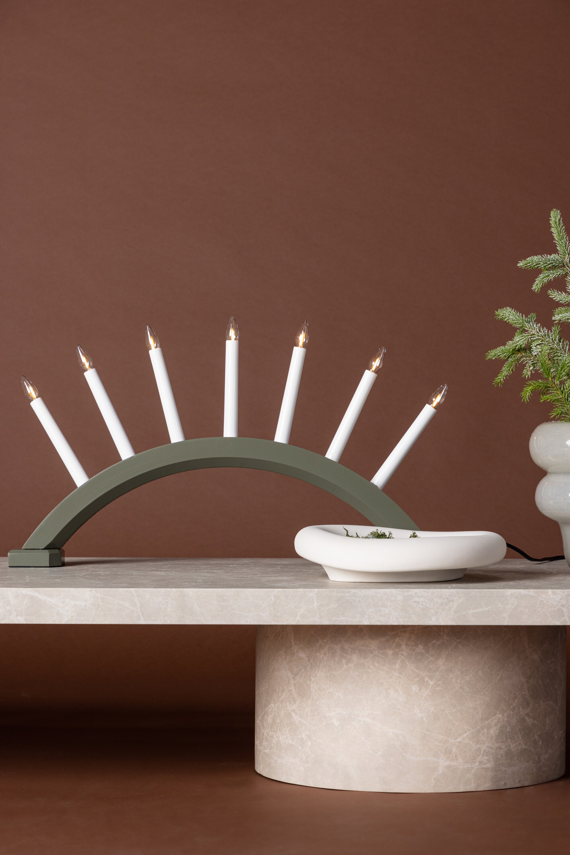 Kebnekaise Tischleuchte in Grün präsentiert im Onlineshop von KAQTU Design AG. Weihnachtszubehör ist von Venture Home