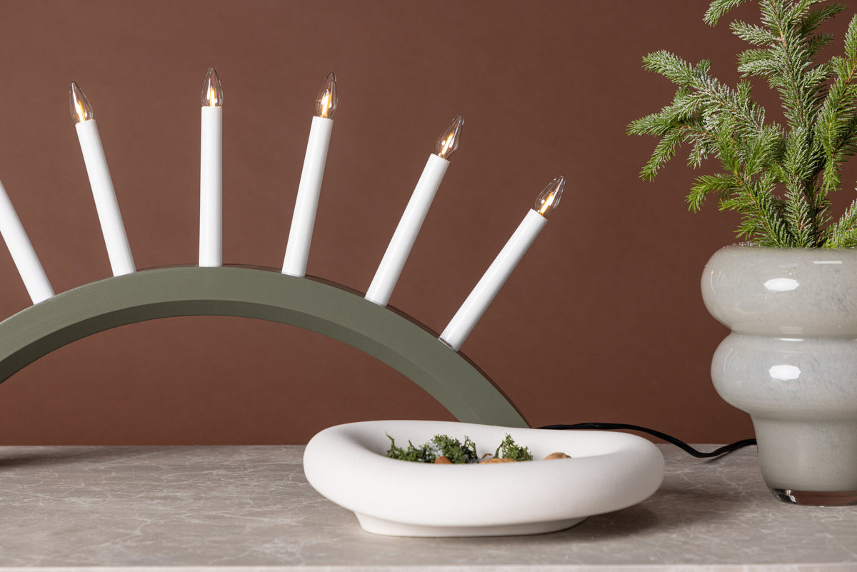 Kebnekaise Tischleuchte in Grün präsentiert im Onlineshop von KAQTU Design AG. Tischleuchte ist von Venture Home