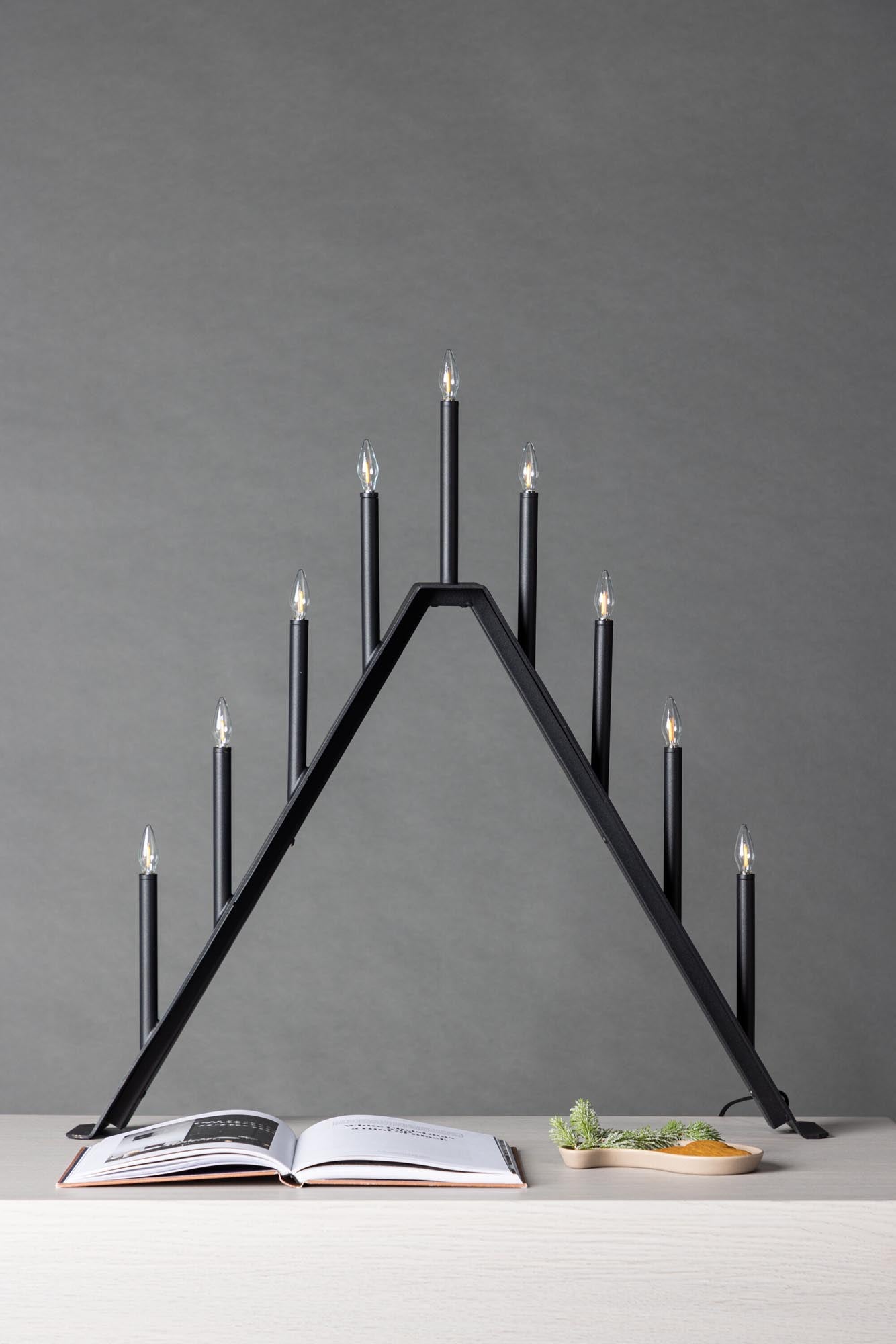 Entdecken Sie die Åre Tischlampe von Venture Home – ein elegantes Lichtobjekt, das festliche Stimmung und nordische Eleganz in Ihr Zuhause bringt.